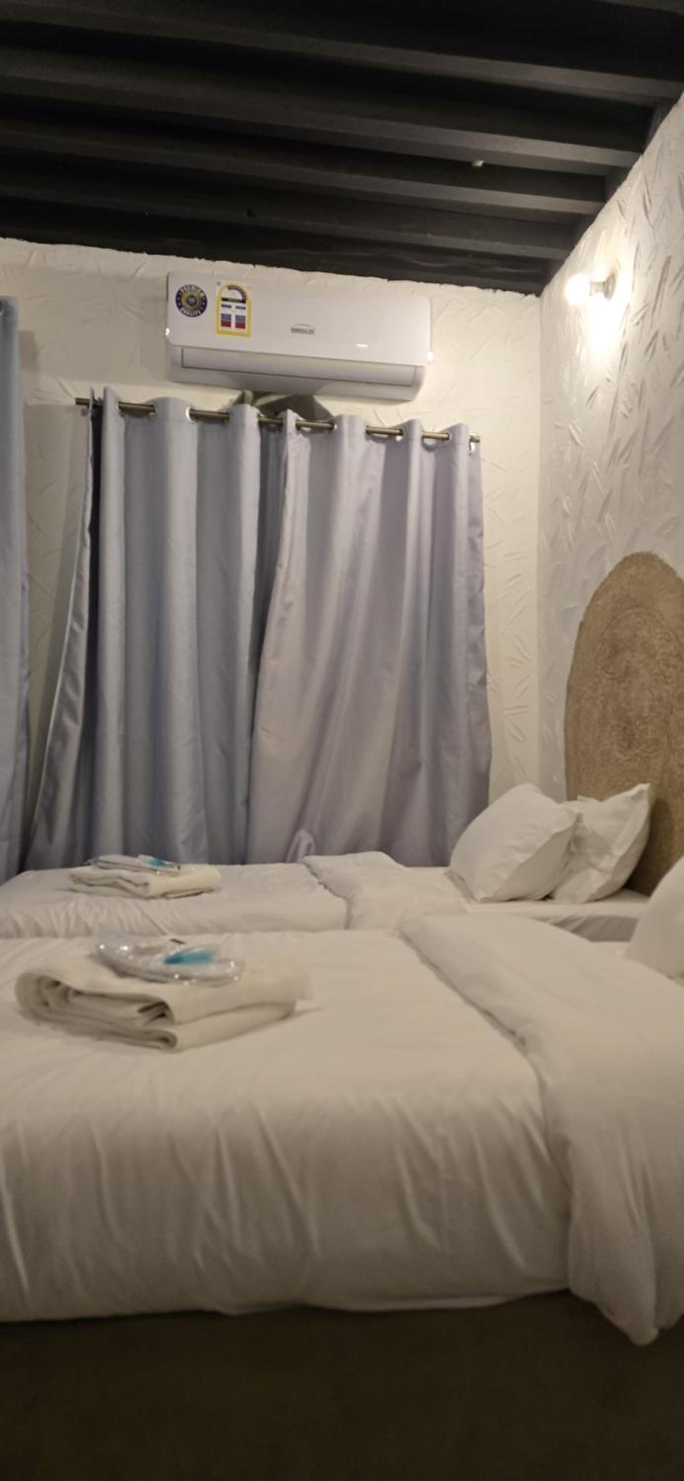 Economy Twin Room photo 2