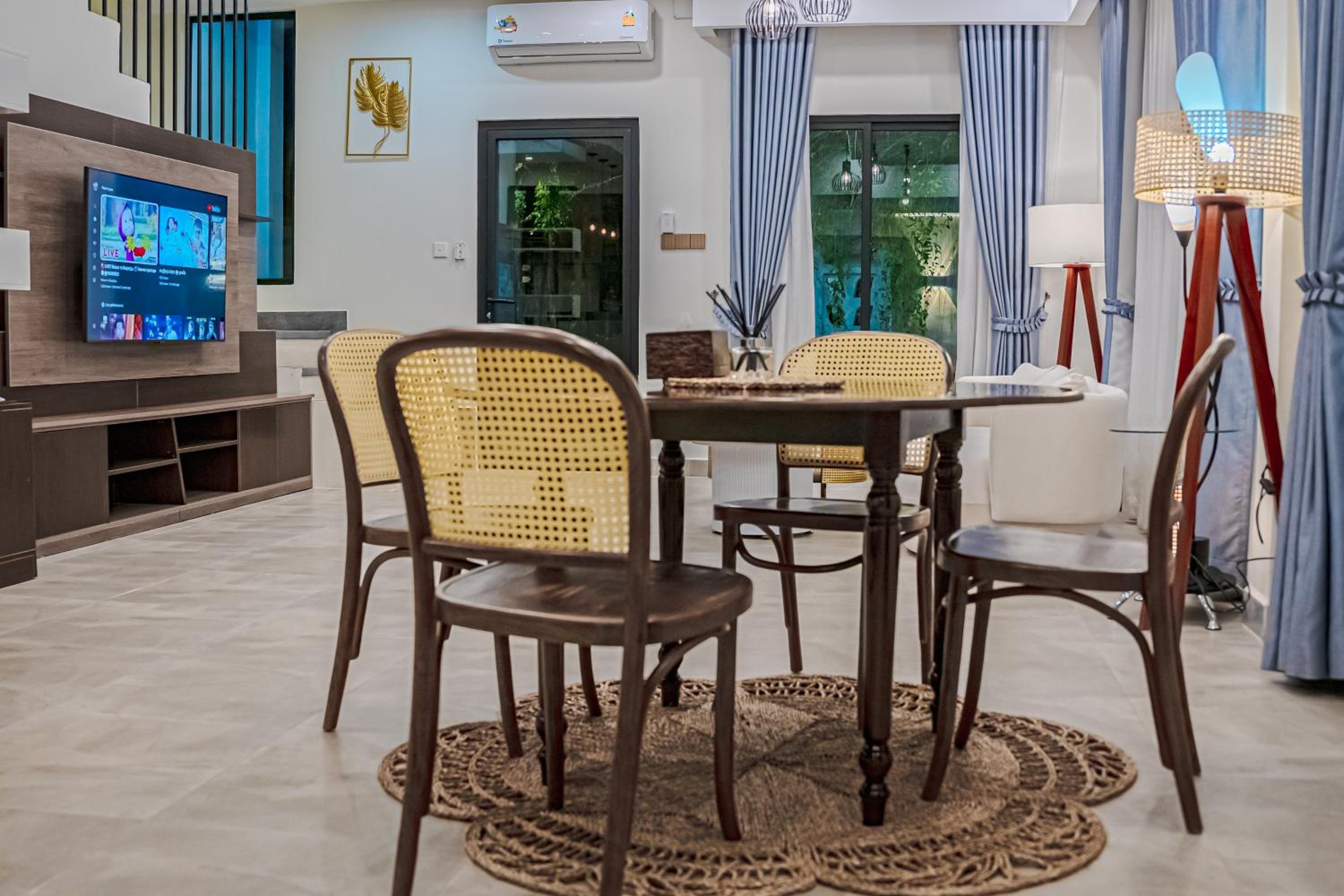 Private Villa with Garden and Terrace - Photo 12