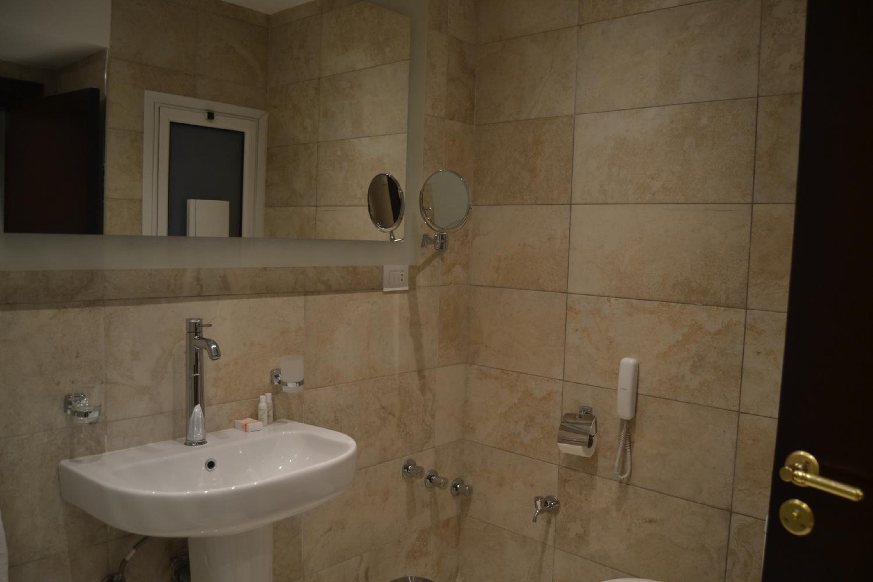 Deluxe Suite - Photo 3