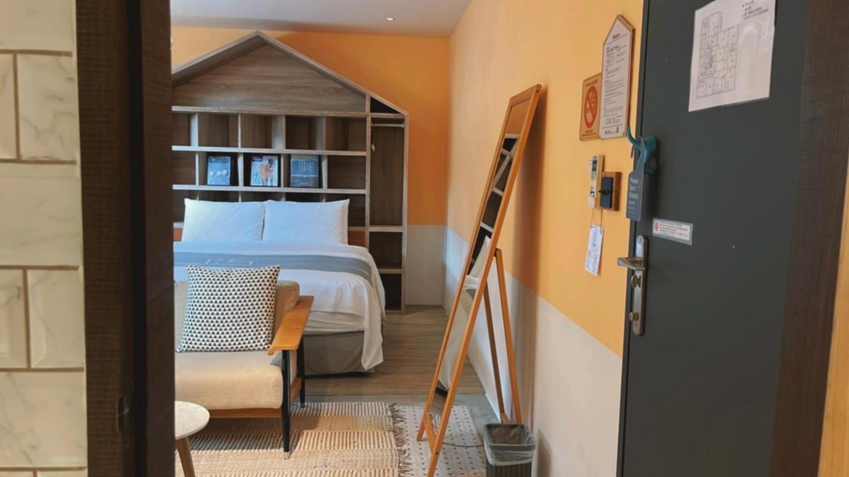 Standard Double Room No.3 Library