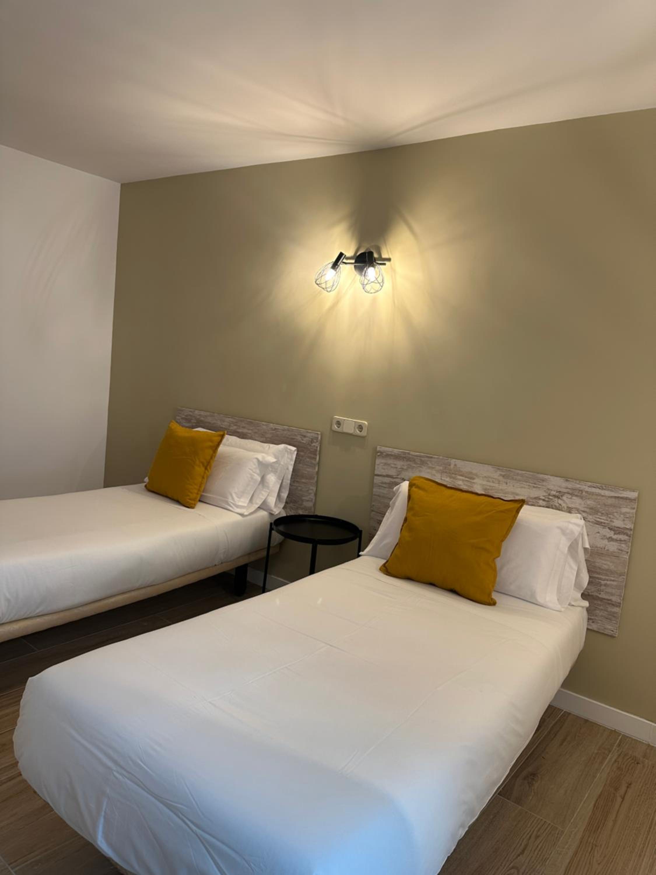 Twin Room with Bathroom - Photo 15