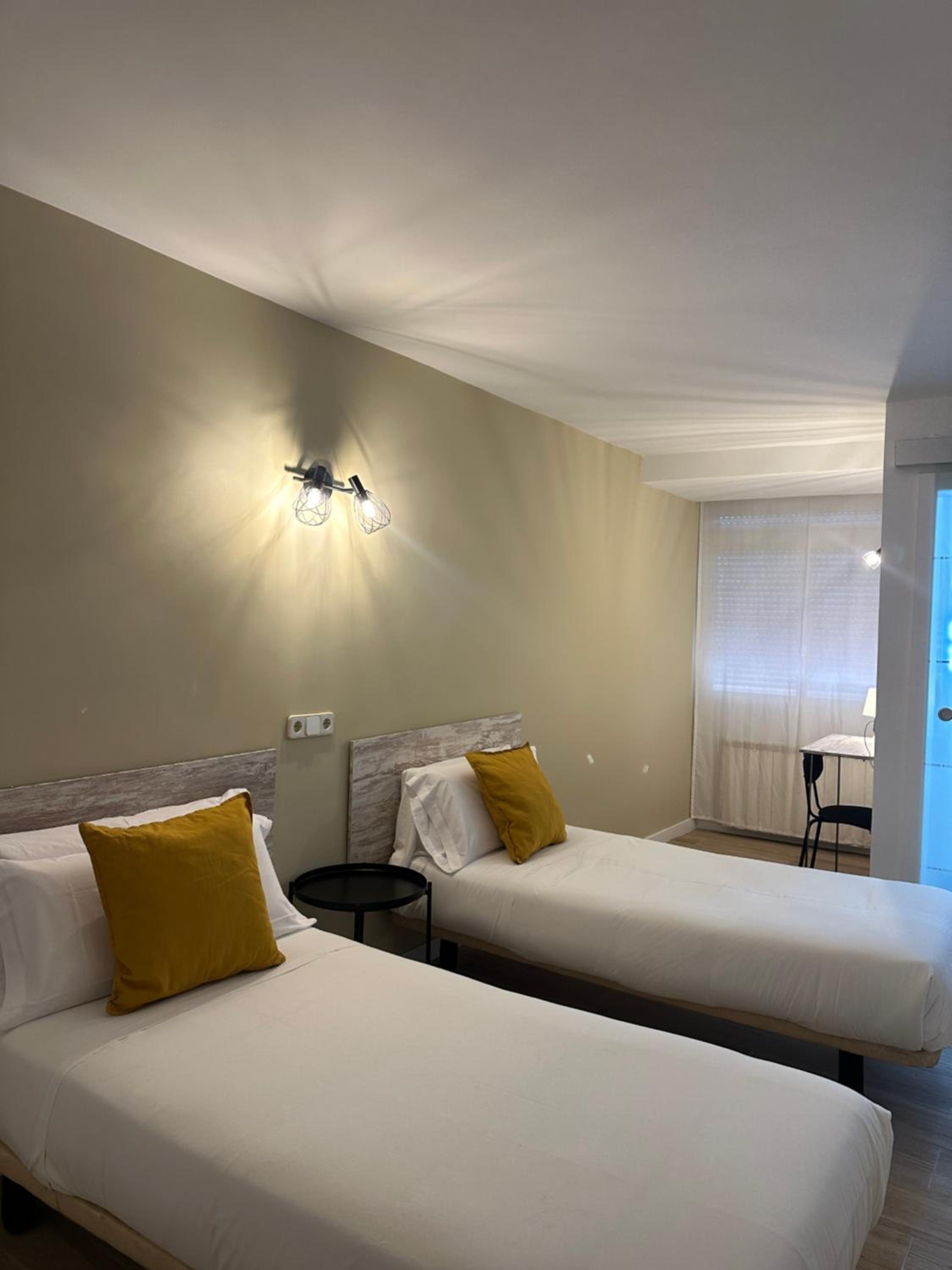 Twin Room with Bathroom - Photo 8