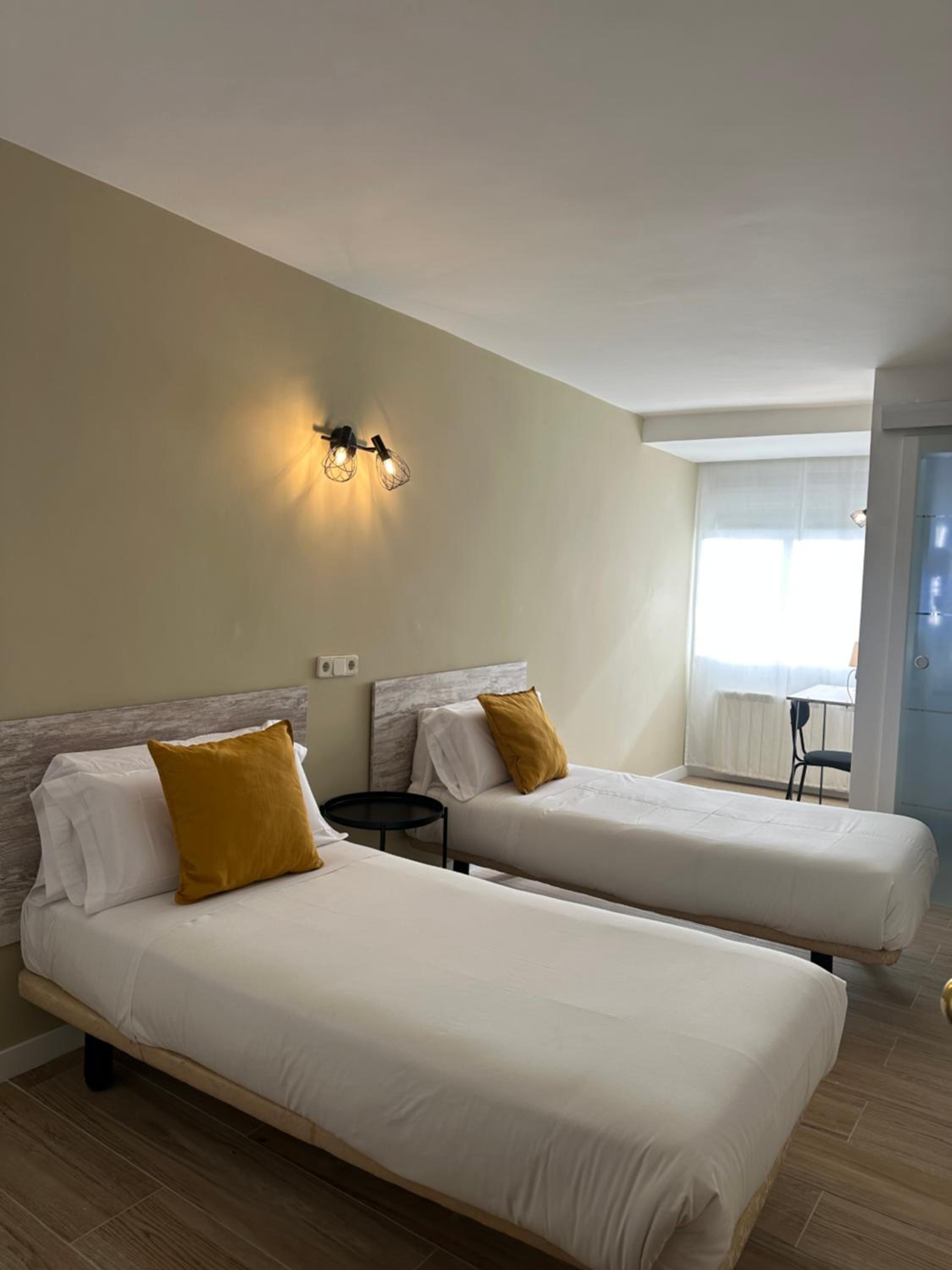 Twin Room with Bathroom - Photo 7