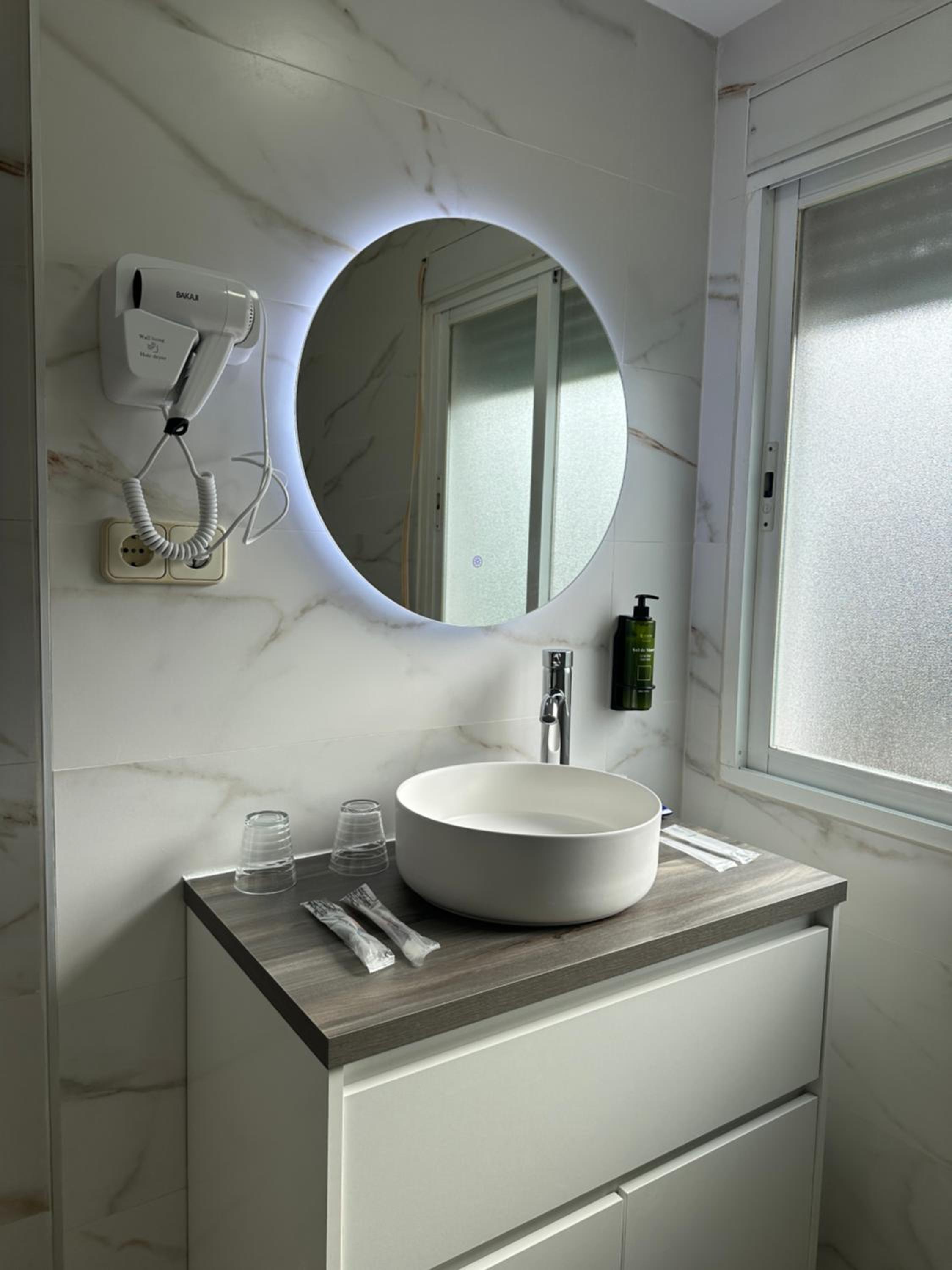 Twin Room with Bathroom - Photo 5