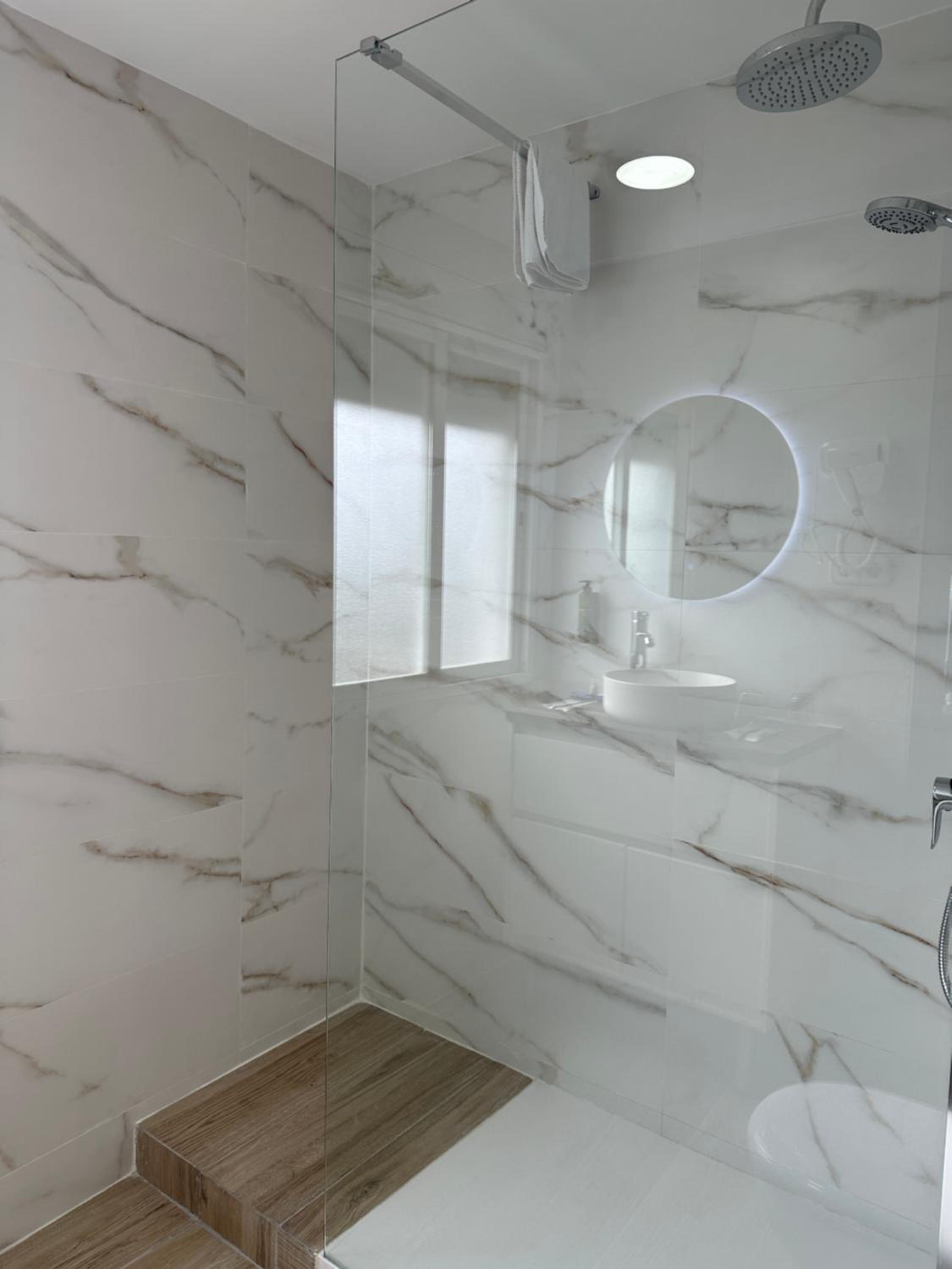 Twin Room with Bathroom - Photo 16