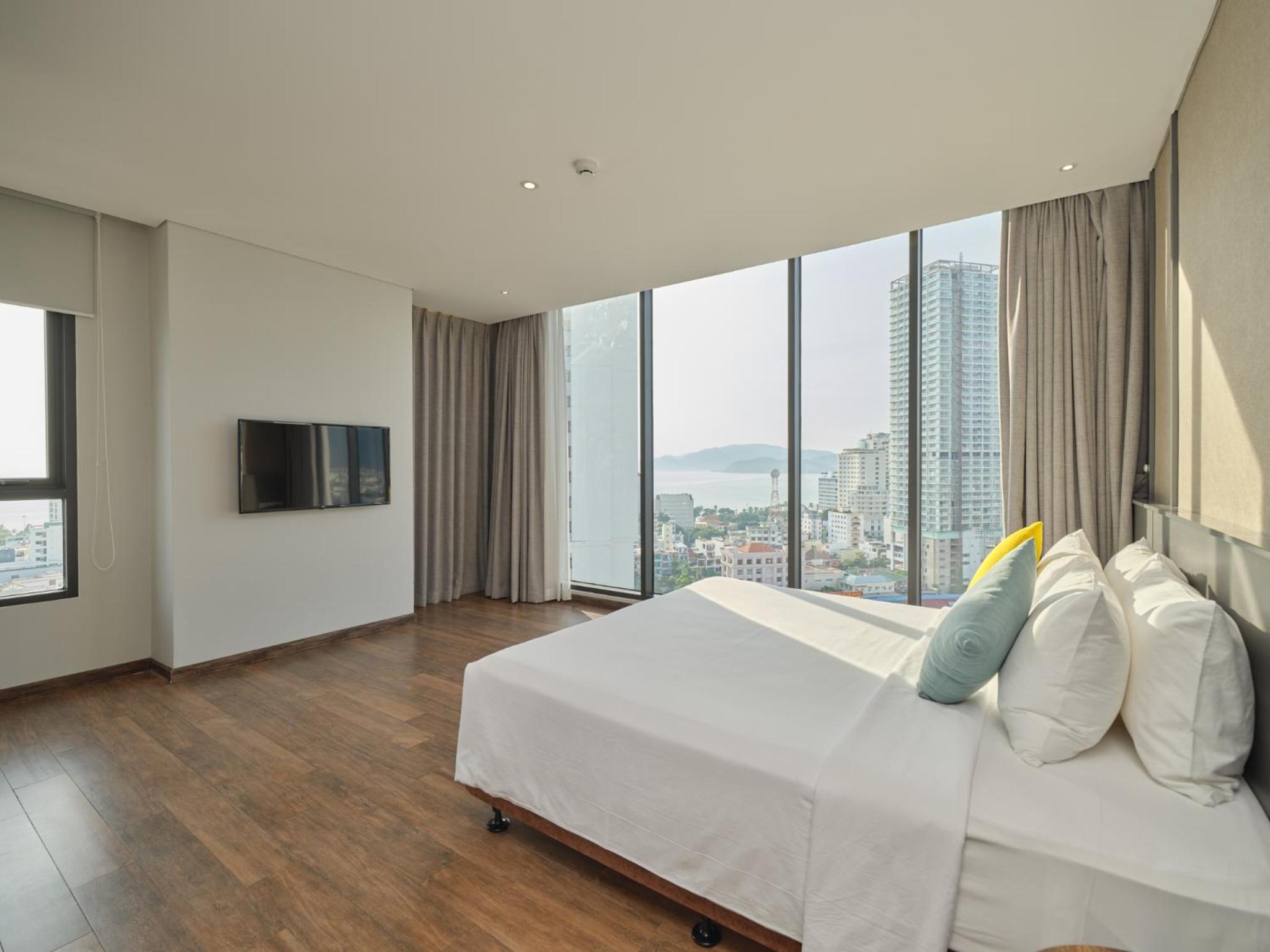 Premier Double Room with Sea View - Photo 3