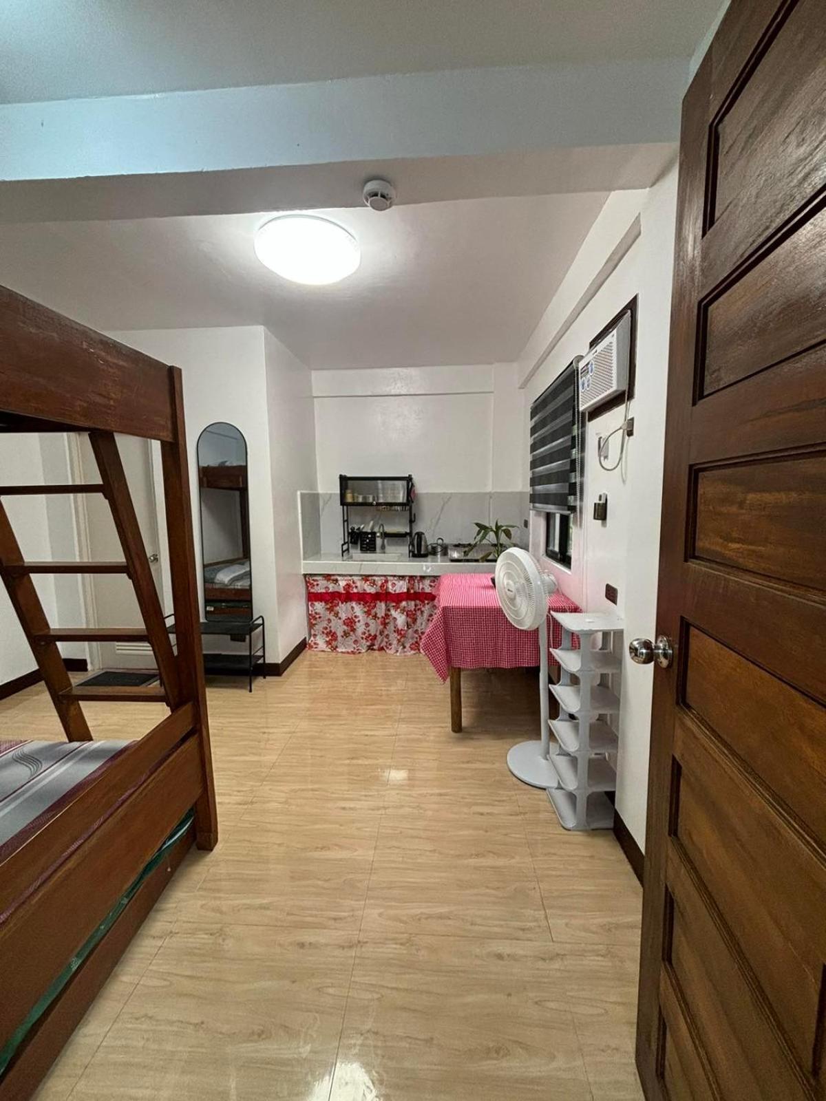 One-Bedroom House - Photo 2