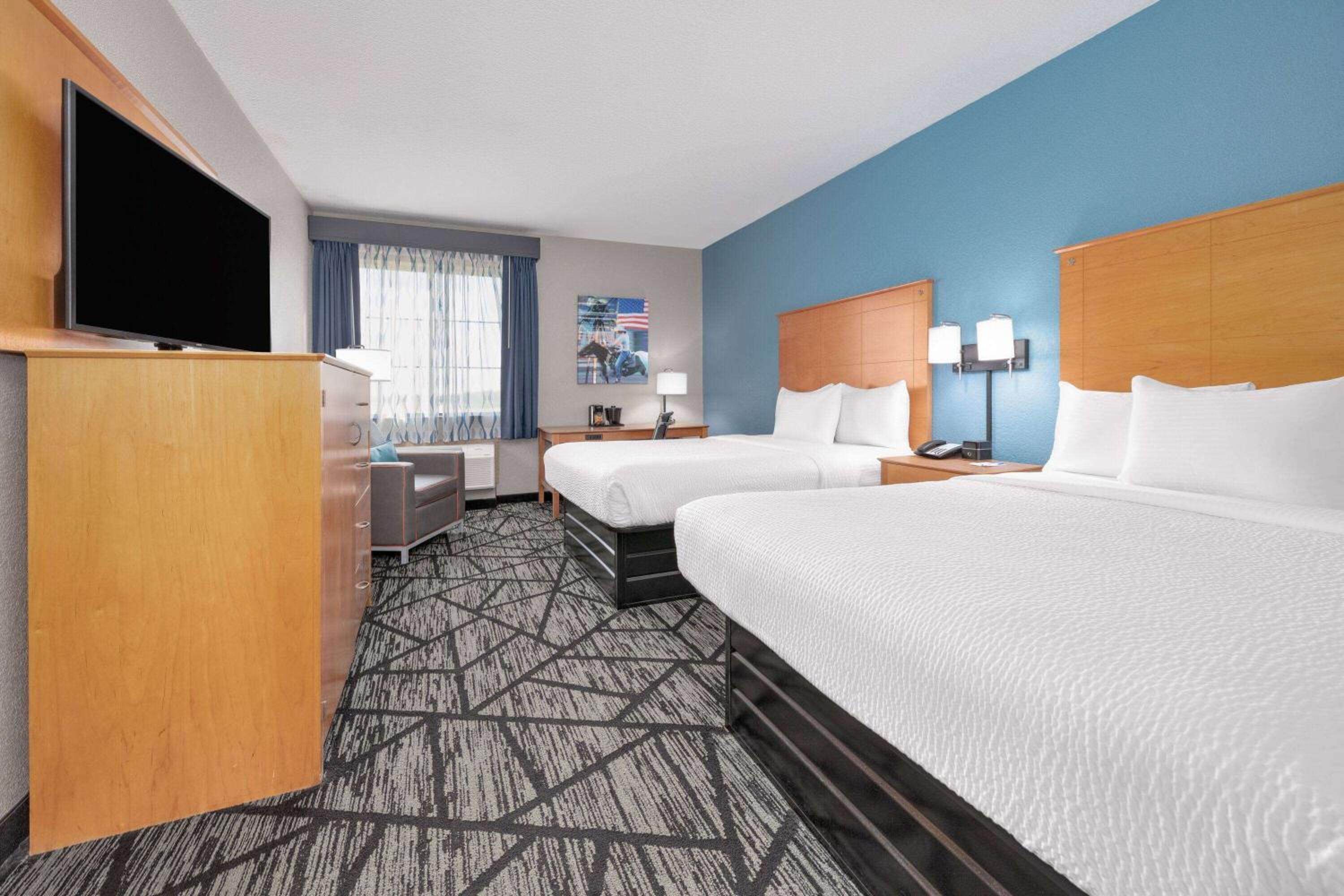 Deluxe Queen Room with Two Queen Beds - Photo 3