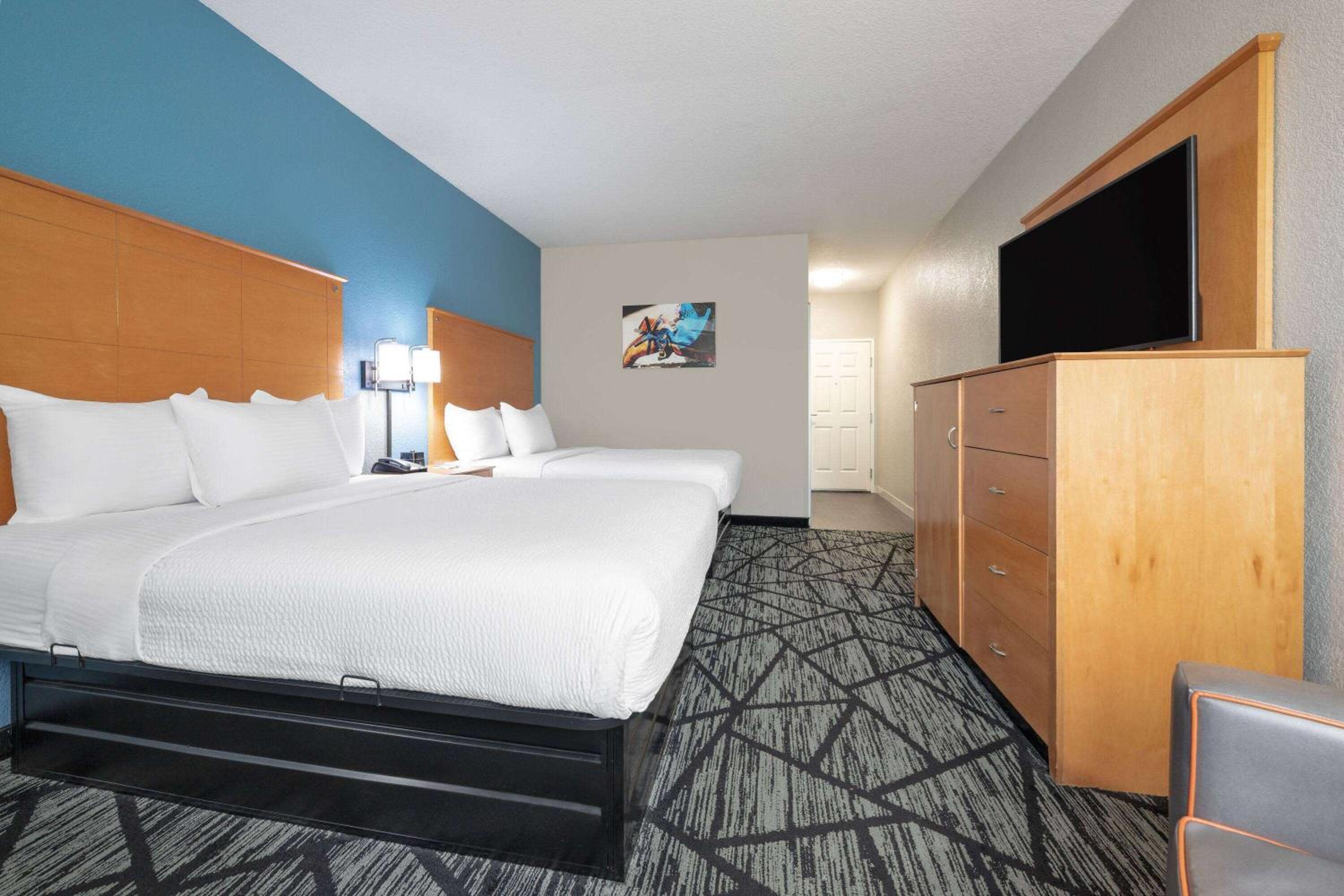 Deluxe Queen Room with Two Queen Beds - Photo 4