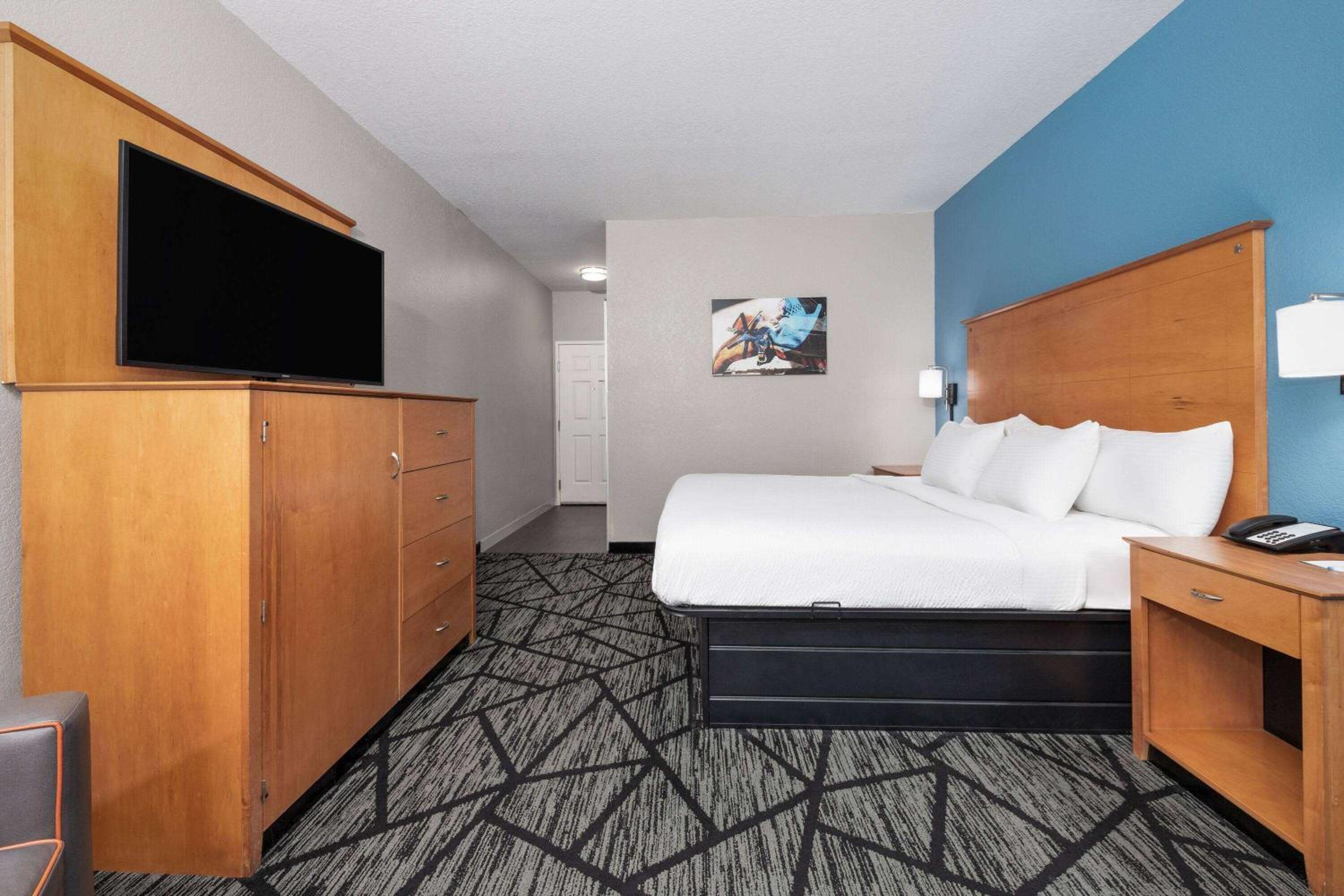 King Room with Bath Tub - Mobility/Hearing Accessible - Non-Smoking - Photo 2
