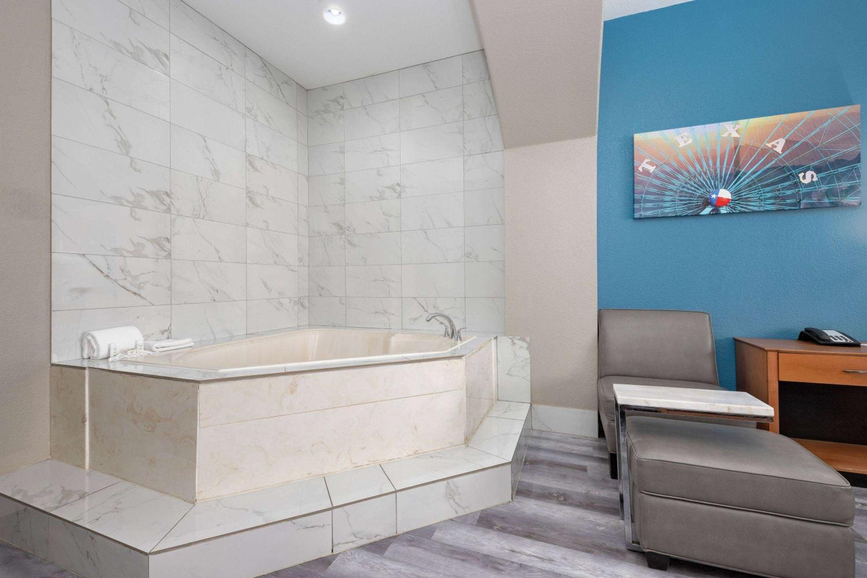Deluxe King Suite - Photo 2