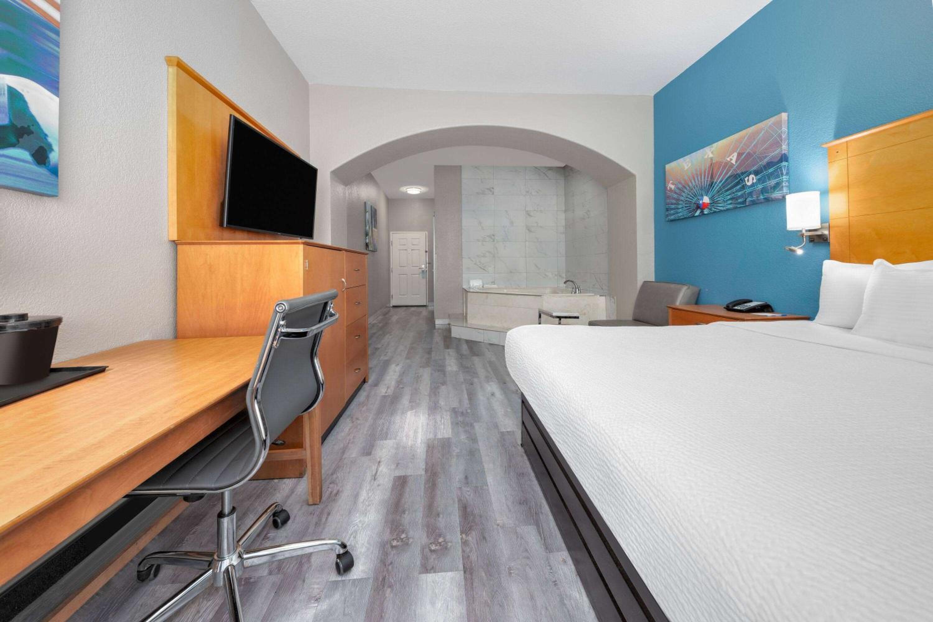 Deluxe King Suite - Photo 3