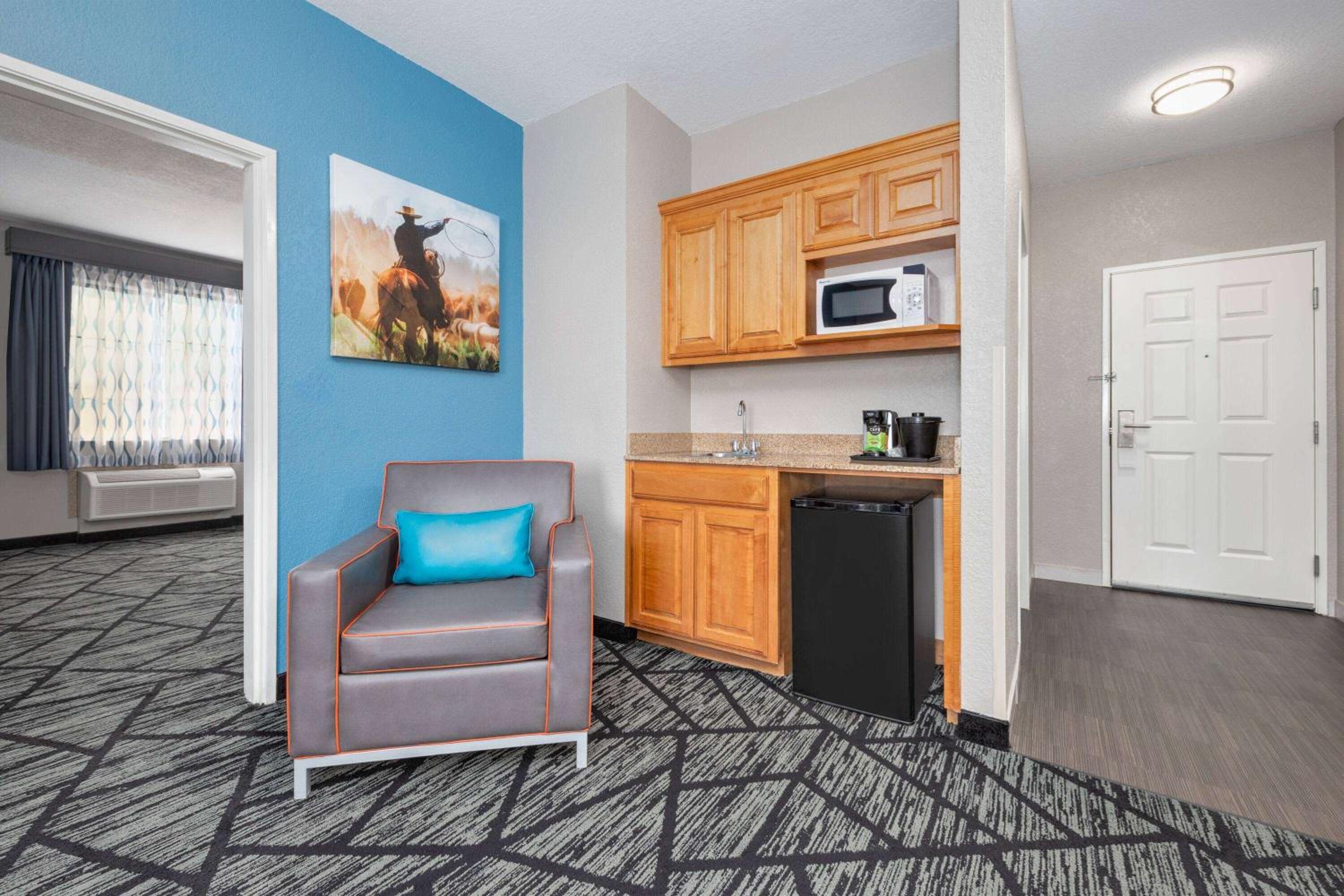 Deluxe Executive King Suite - Non-Smoking - Photo 3