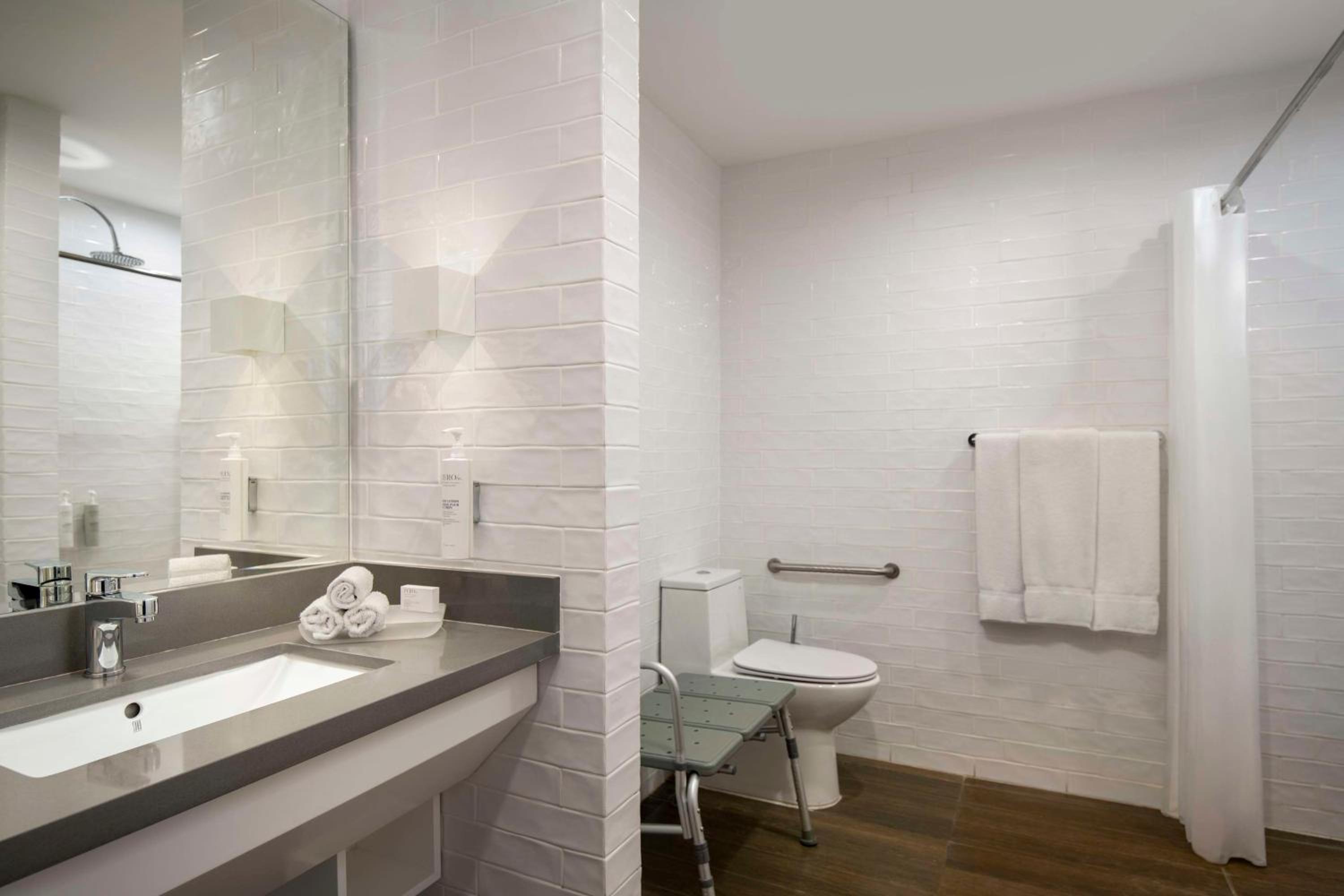 Queen Studio with Roll-In Shower - Mobility Access/Non-Smoking - Photo 7