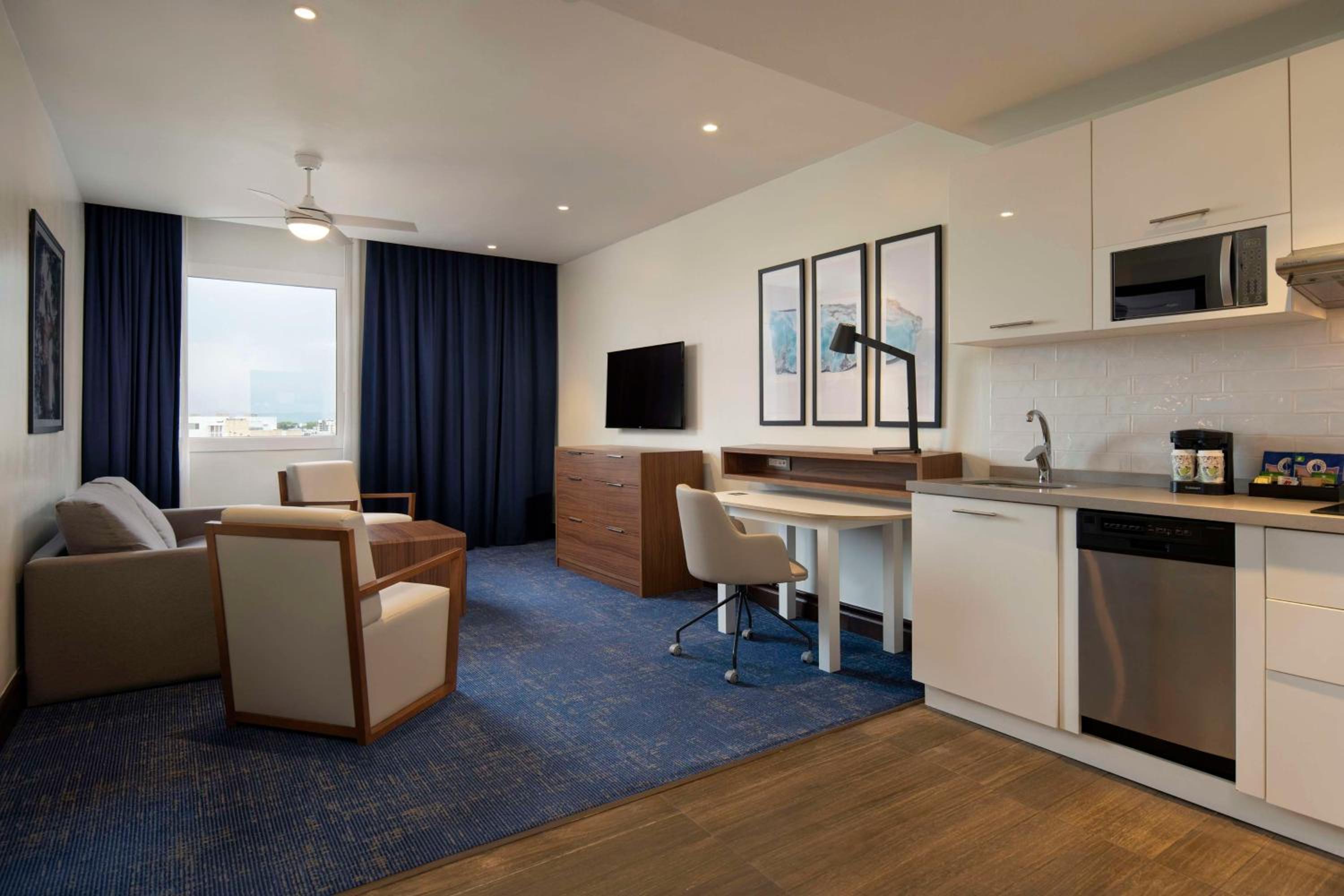 One-Bedroom Queen Suite with Two Queen Beds - Photo 4