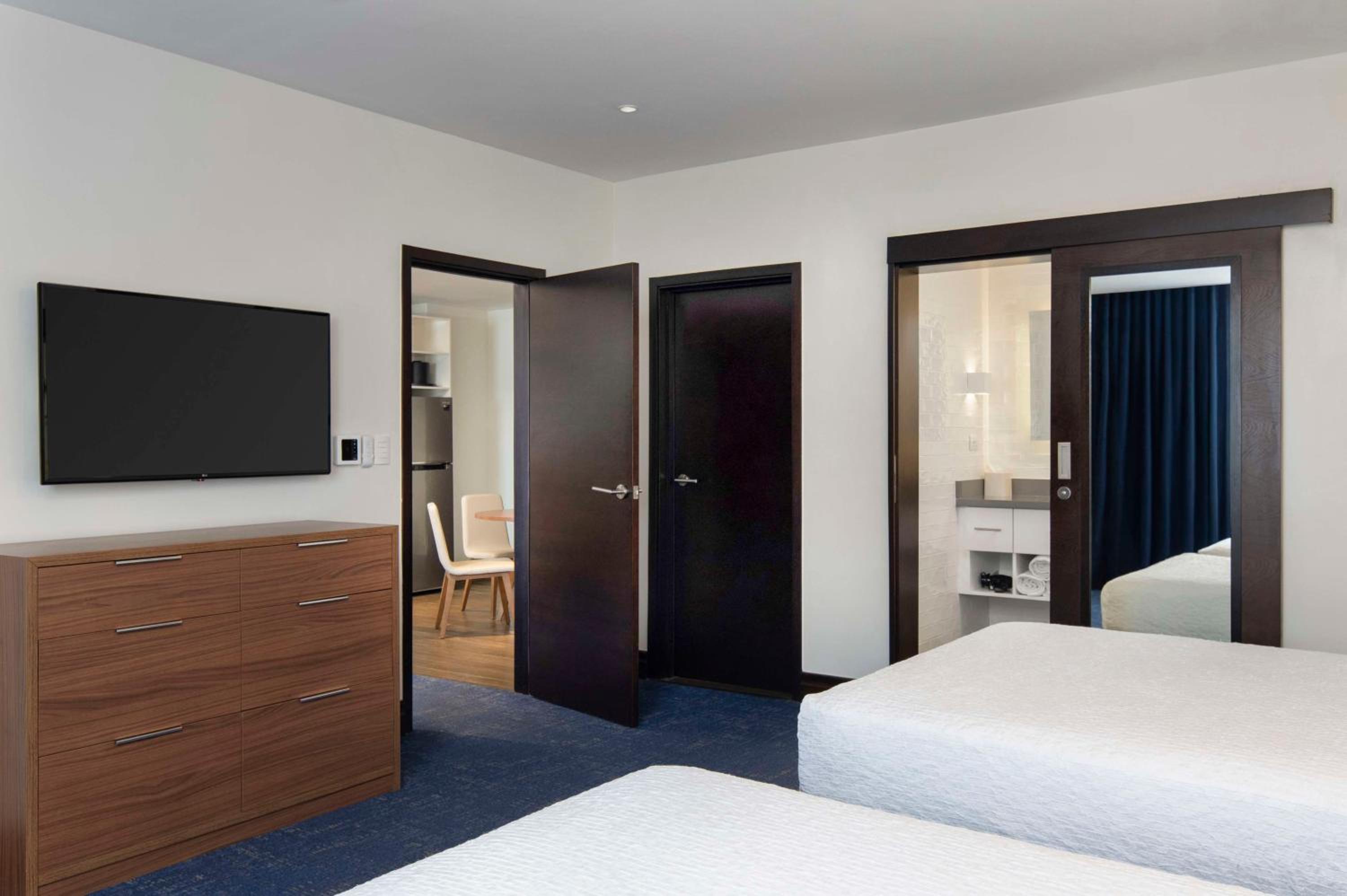 One-Bedroom Queen Suite with Two Queen Beds - Photo 7
