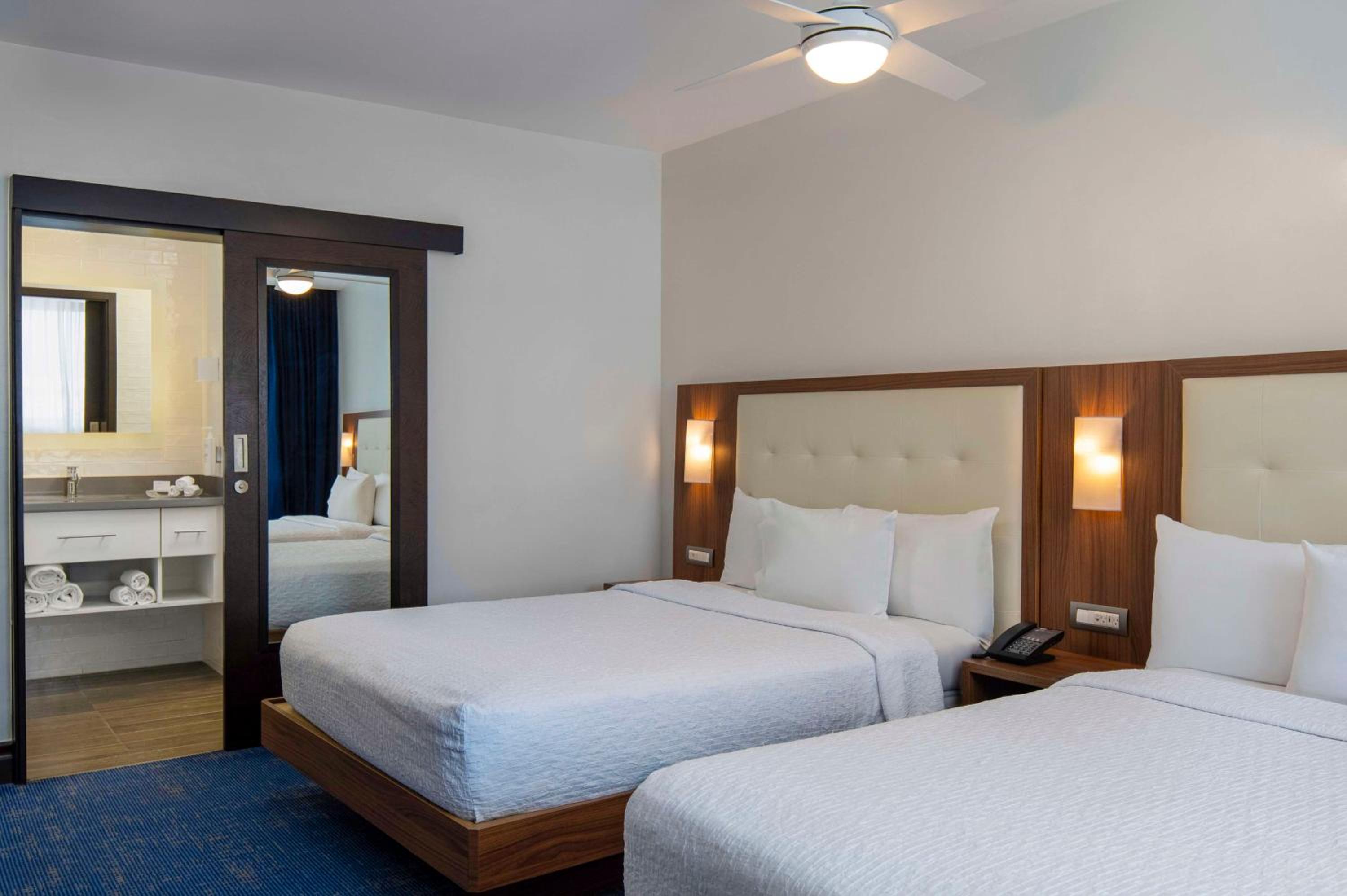 One-Bedroom Queen Suite with Two Queen Beds - Photo 3