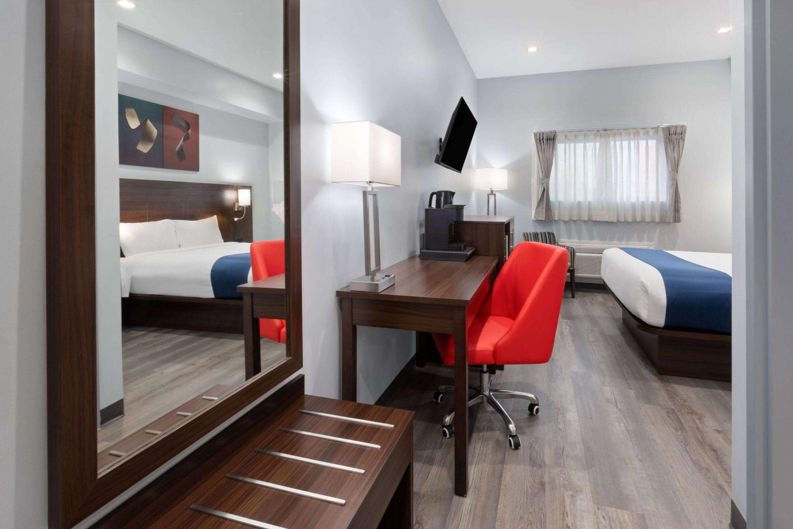 Queen Room with Roll-In Shower - Mobility/Hearing Accessible - Non-Smoking