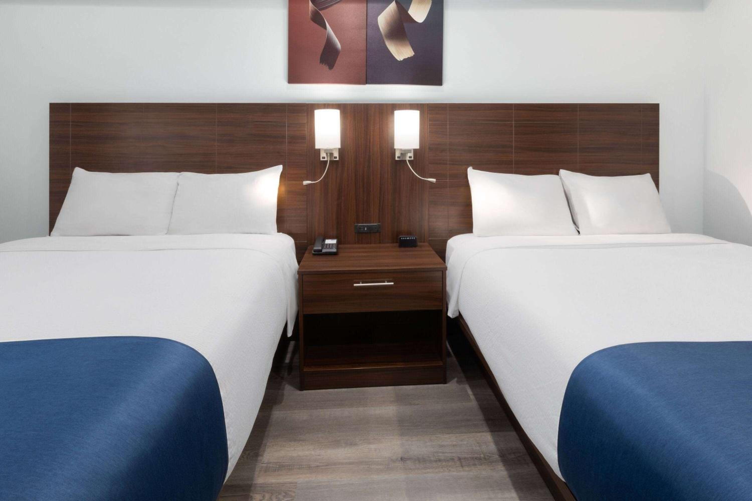 Queen Room with Two Queen Beds - Non-Smoking - Photo 2