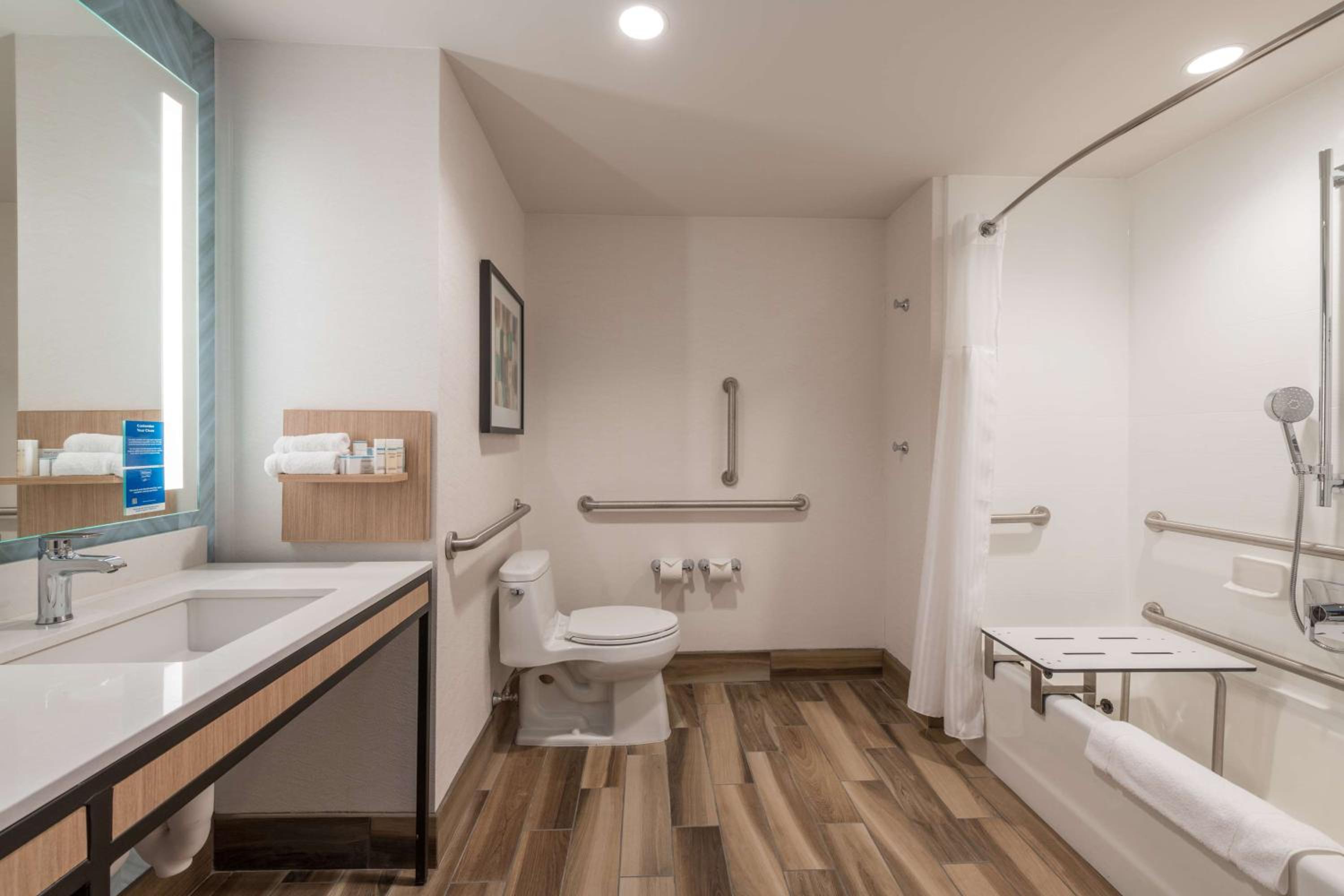 King Room with Accessible Tub - Mobility Access - Photo 3