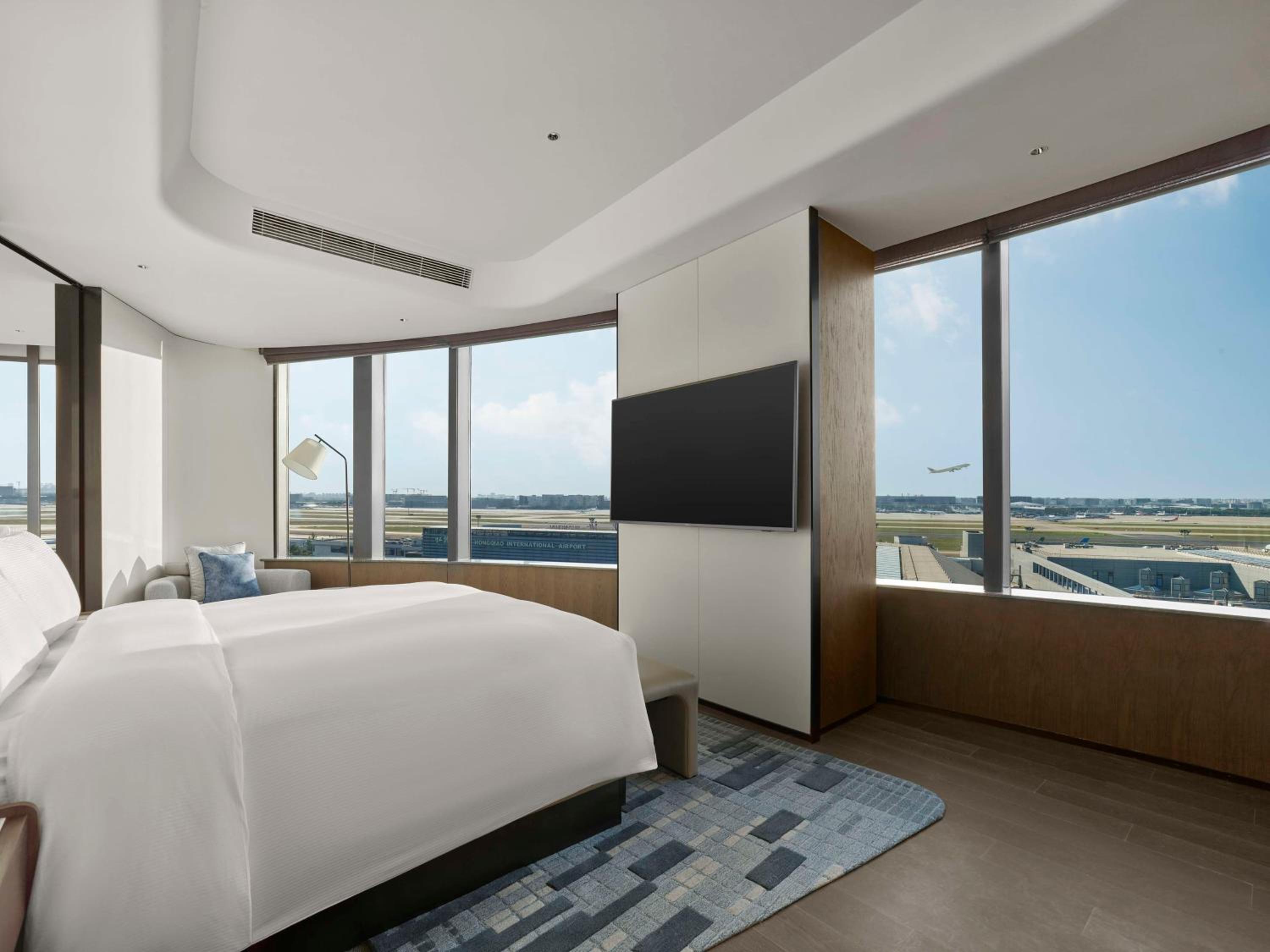 Premium King Suite - Airport View