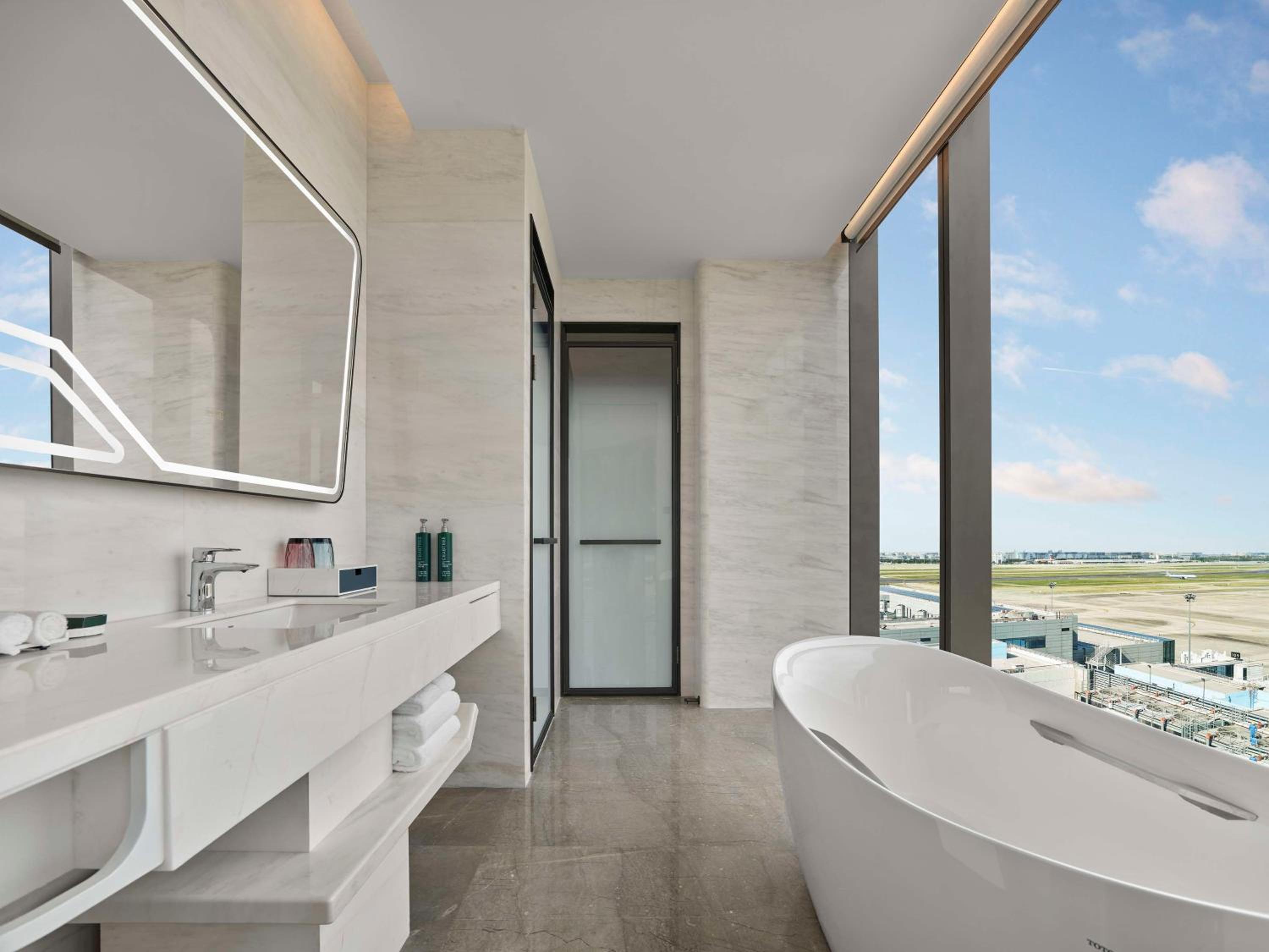 One-Bedroom King Suite - Airport View thumbnail 5