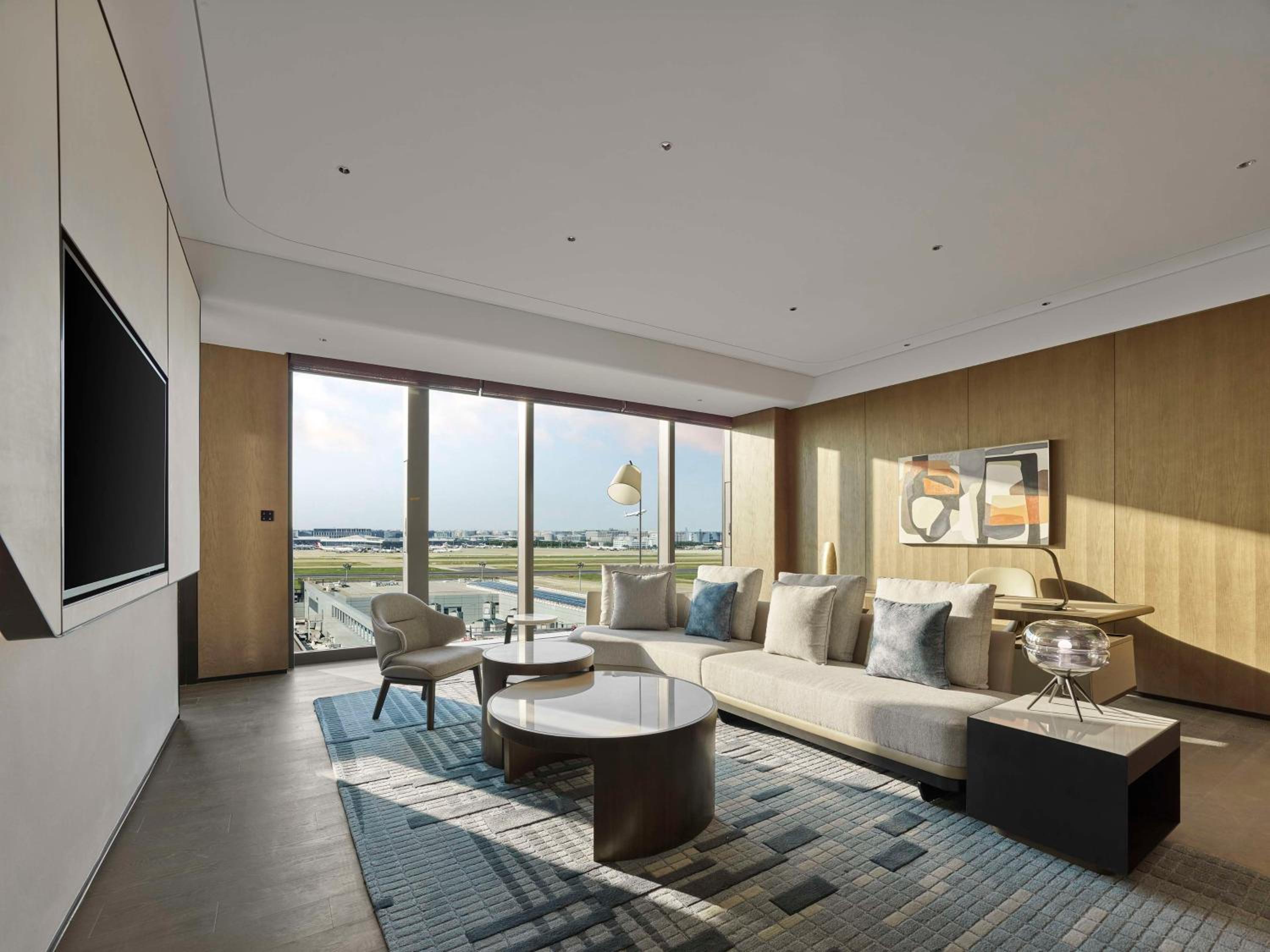 Premium King Suite - Airport View