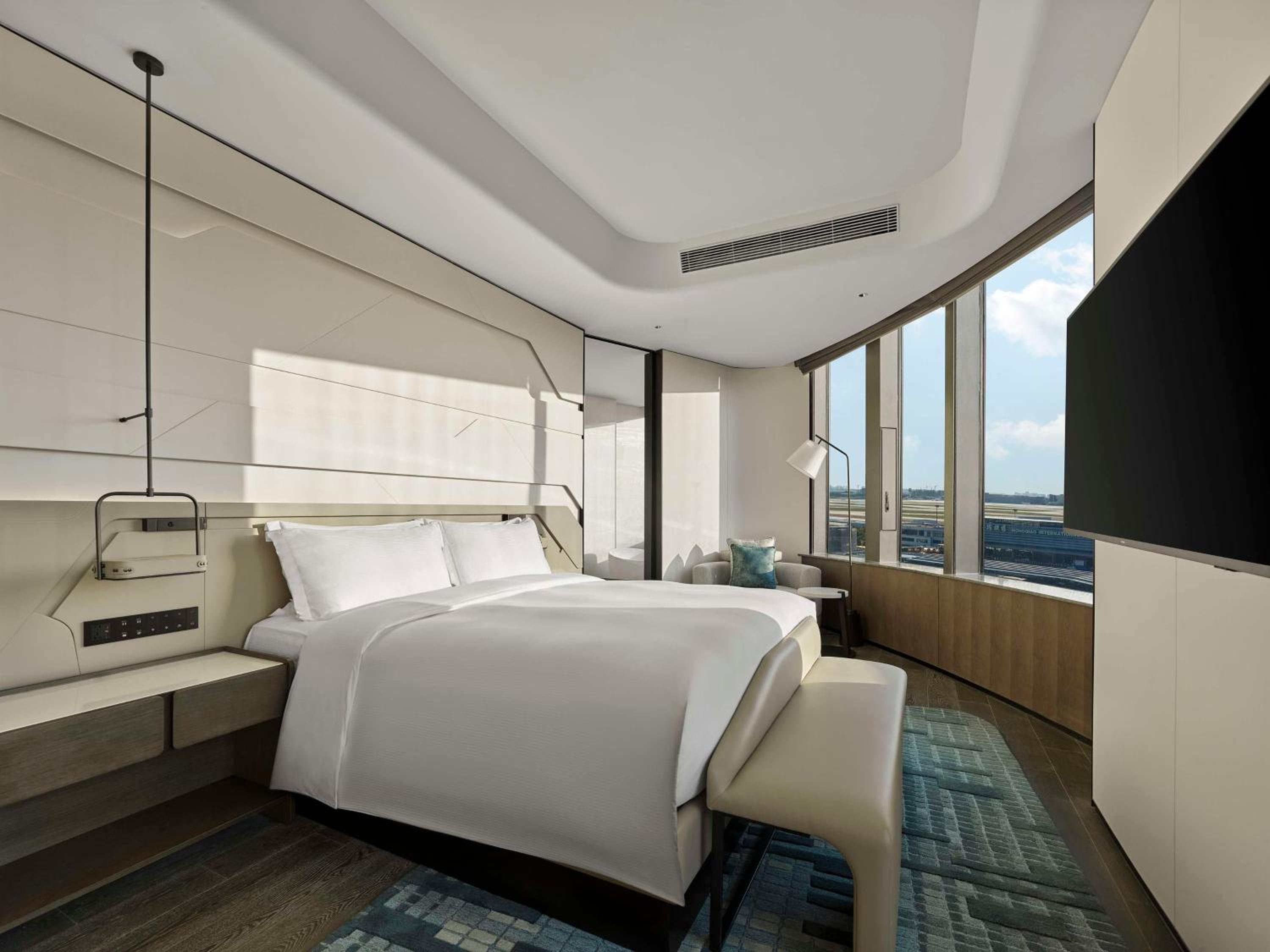Premium King Suite - Airport View