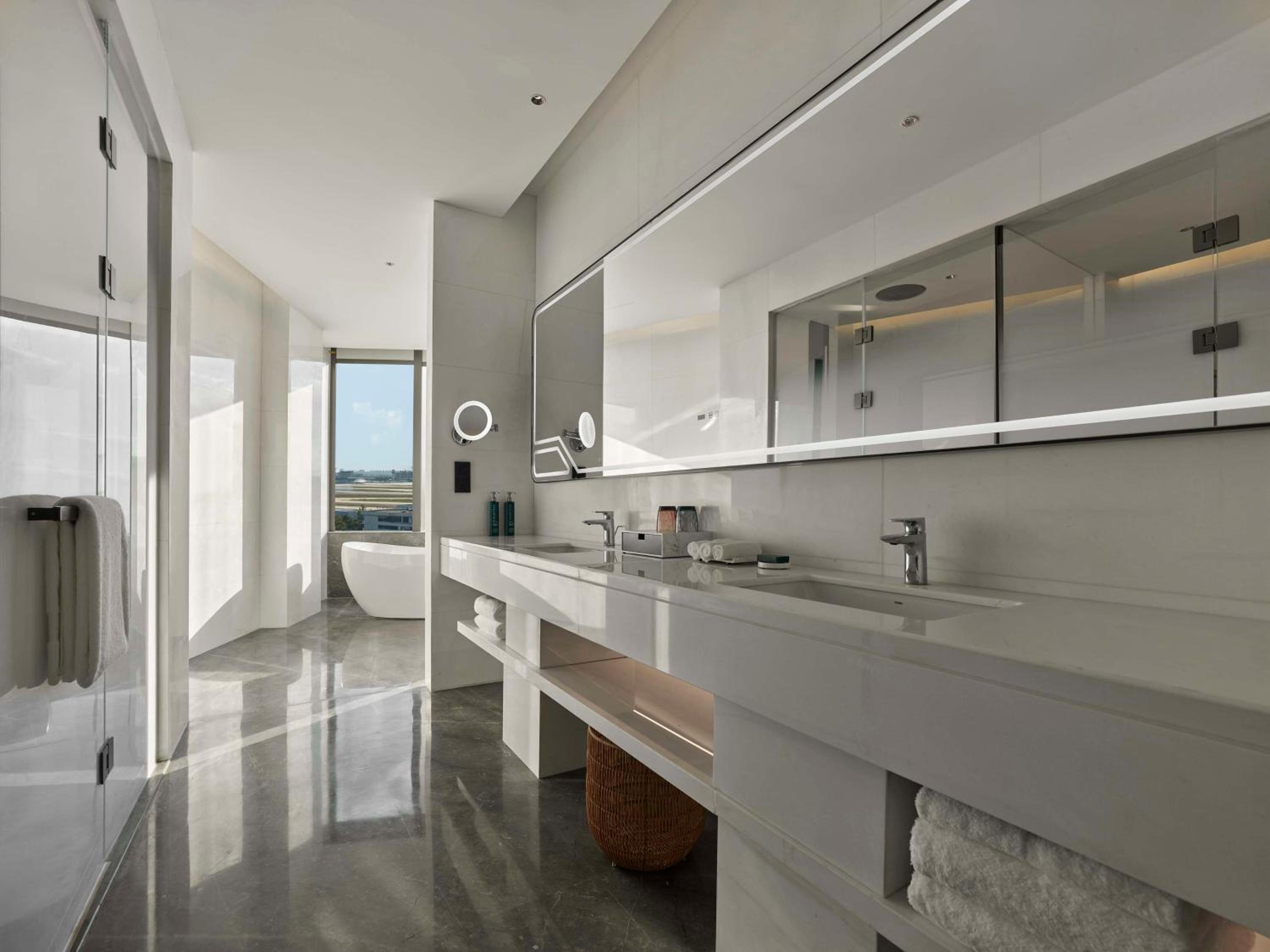One-Bedroom King Suite - Airport View