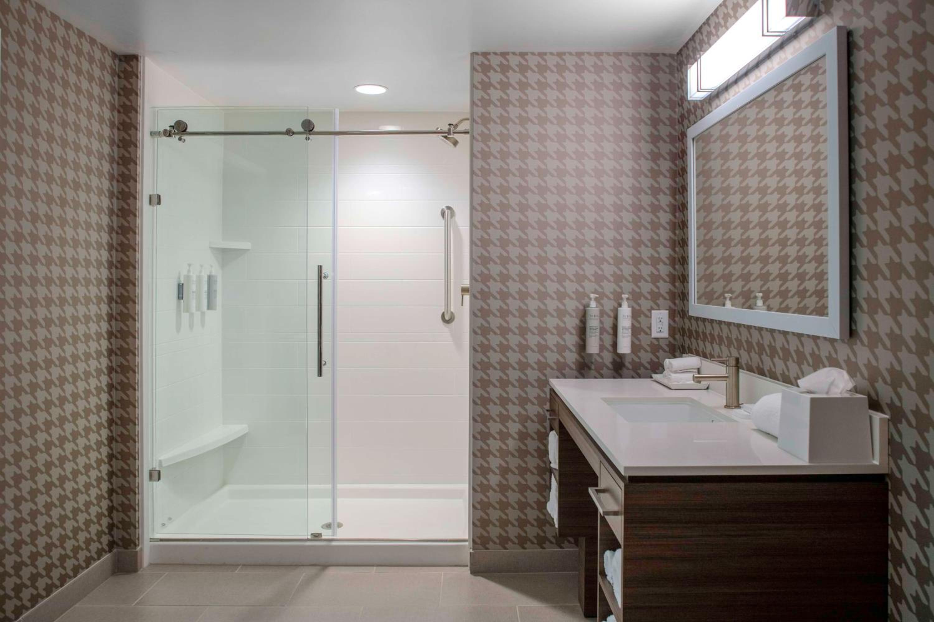 One-Bedroom King Suite photo 2