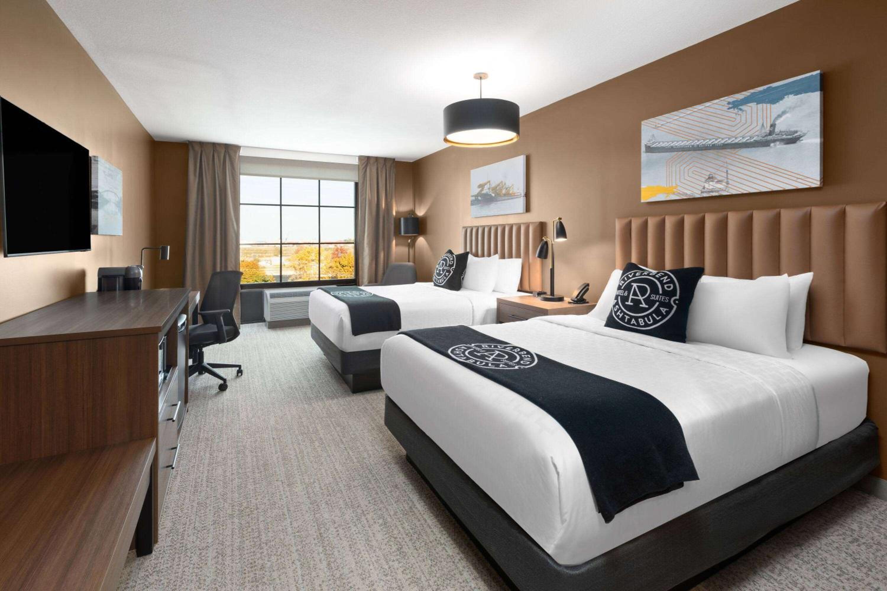 Queen Room with Two Queen beds and River View - Non-Smoking - Photo 1