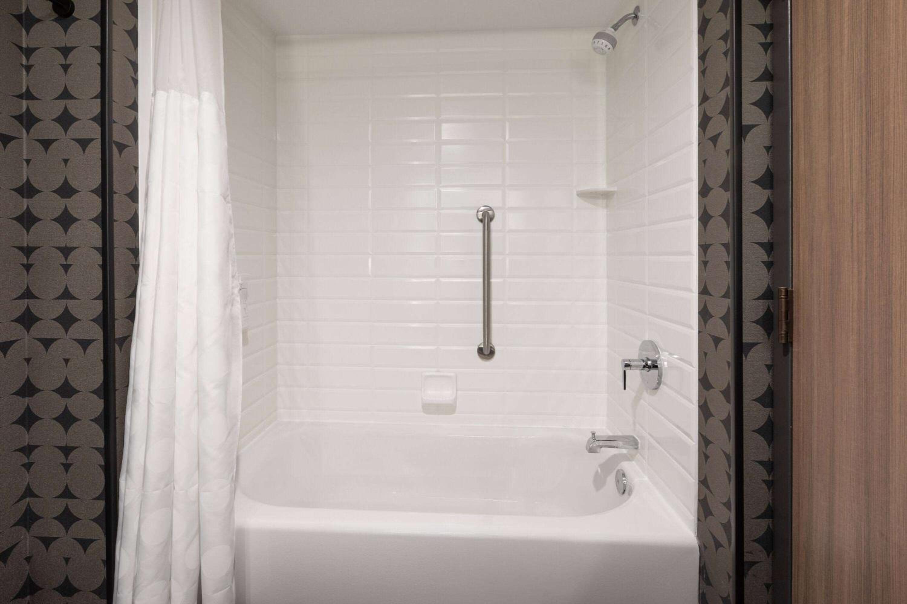 Queen Room with Two Queen beds and River View - Non-Smoking - Photo 2