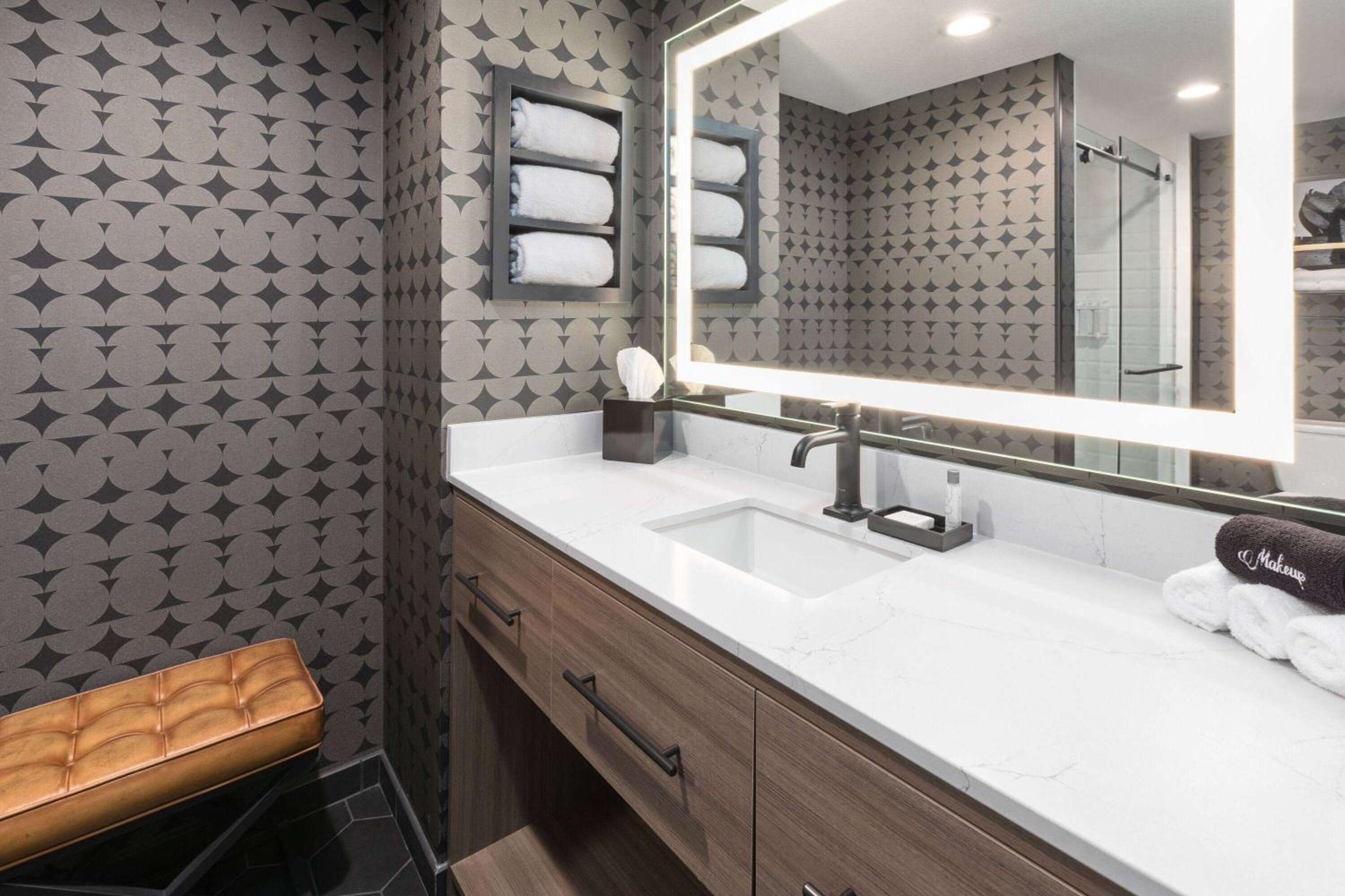One-Bedroom King Suite - Non-Smoking - Photo 2