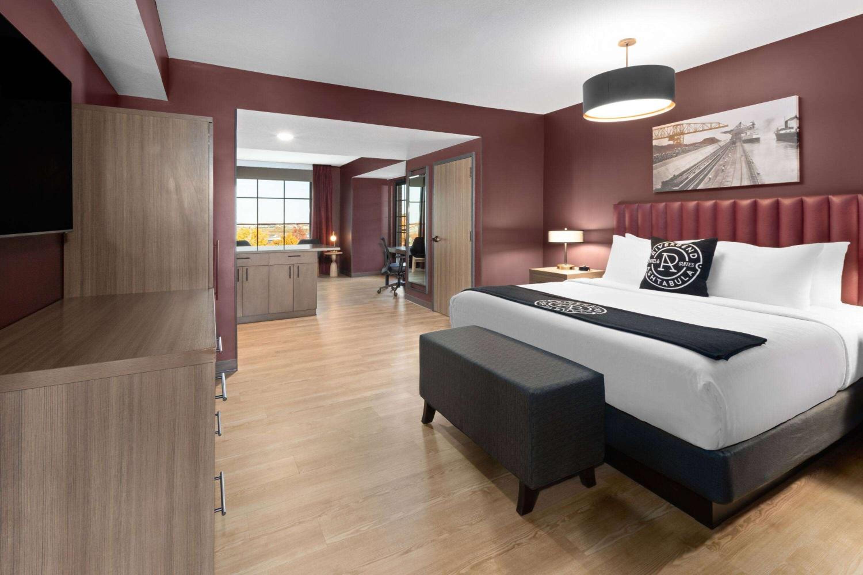 Deluxe King Suite with River View - Non-Smoking - Photo 1