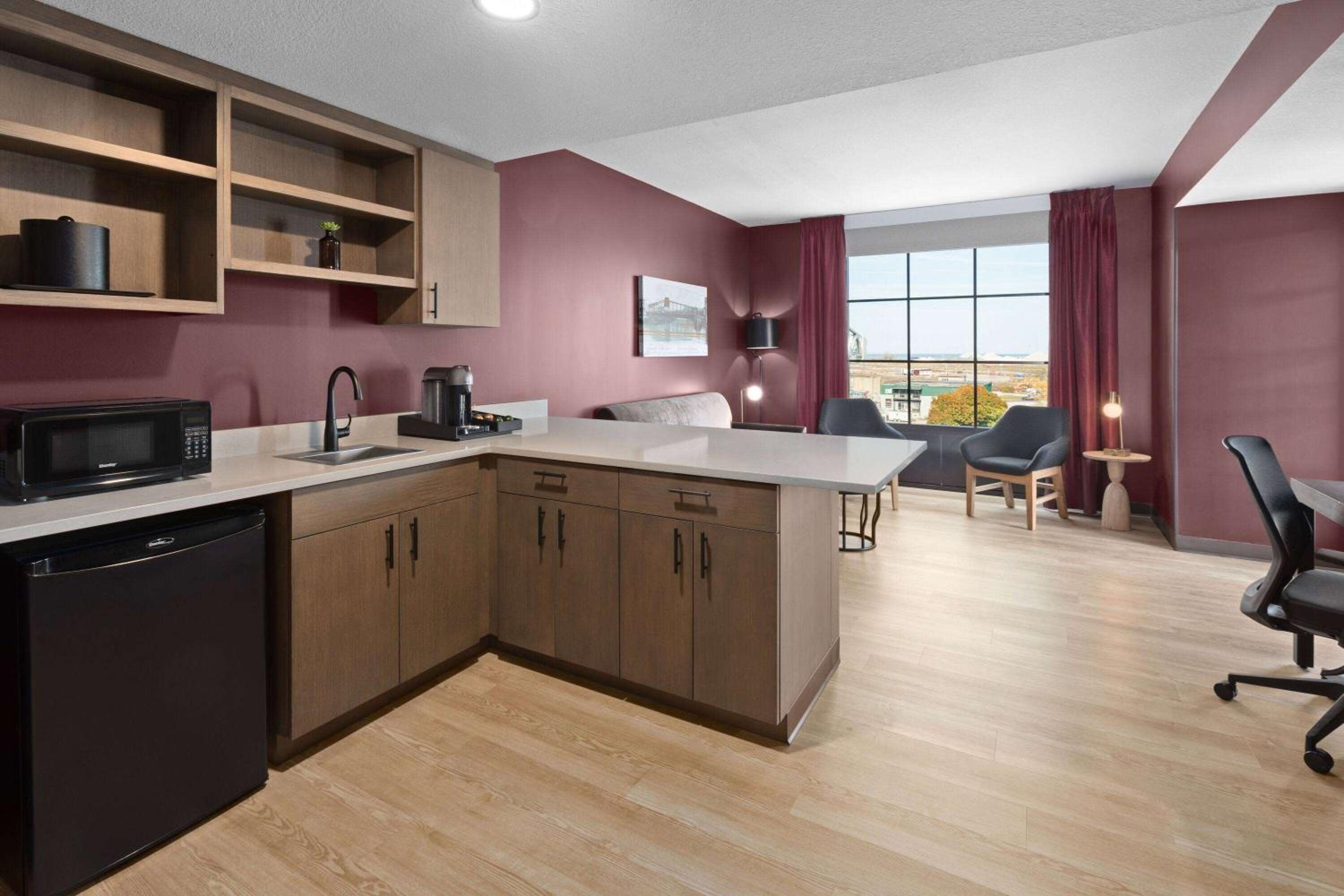 Deluxe King Suite with River View - Non-Smoking - Photo 4