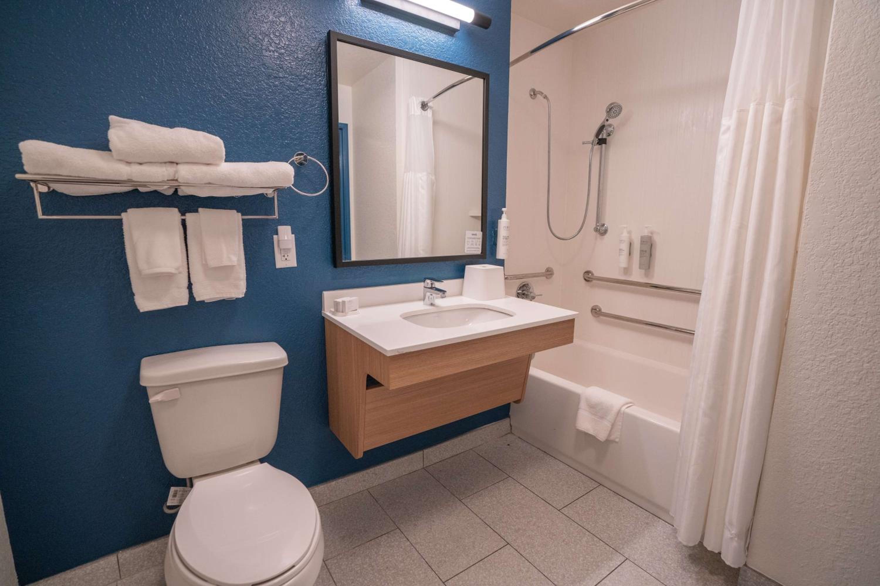 Queen Room with Two Queen Beds and Accessible Tub - Mobility and Hearing Access - Photo 3