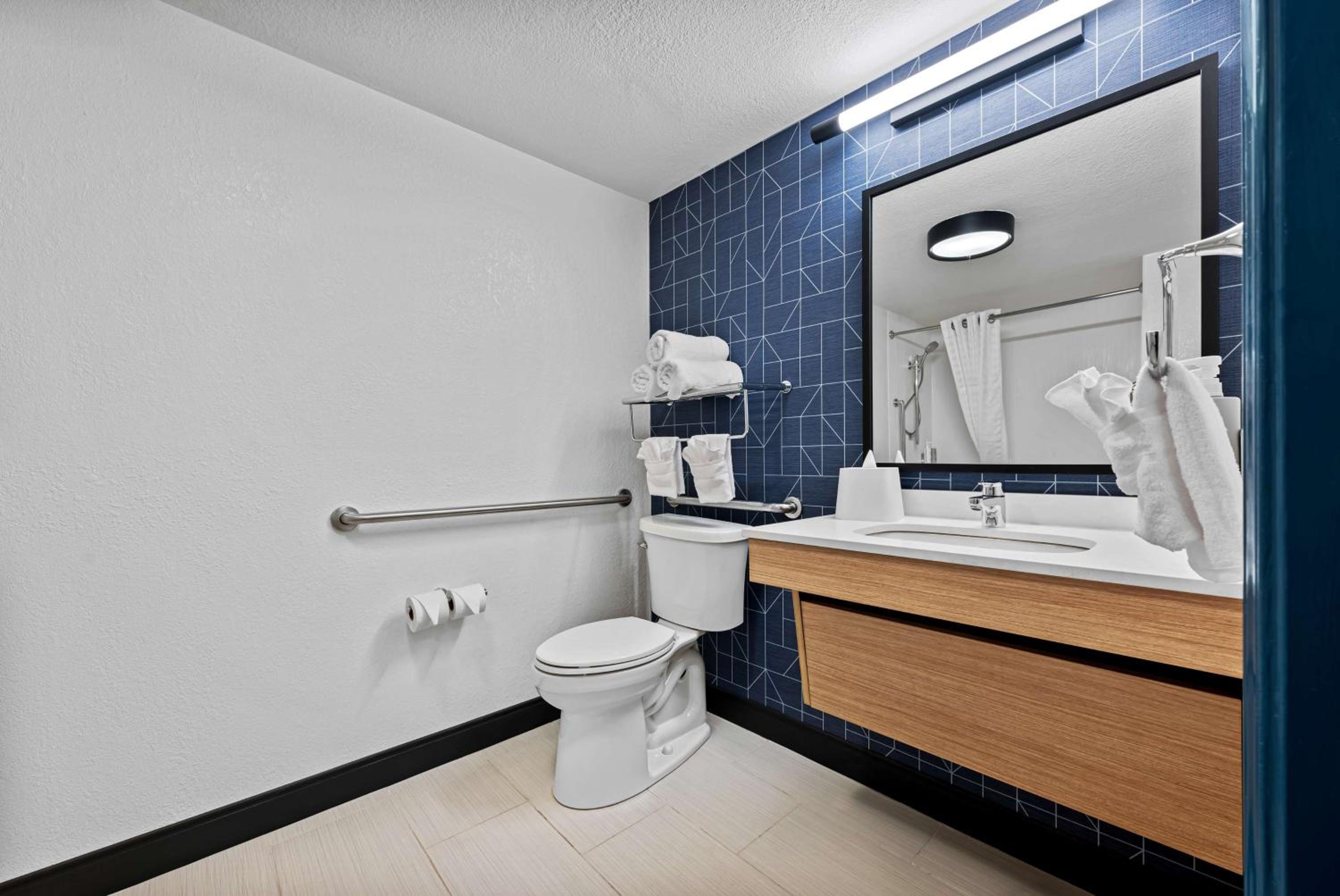 King Room with Roll-In Shower - Mobility and Hearing Access - Photo 2