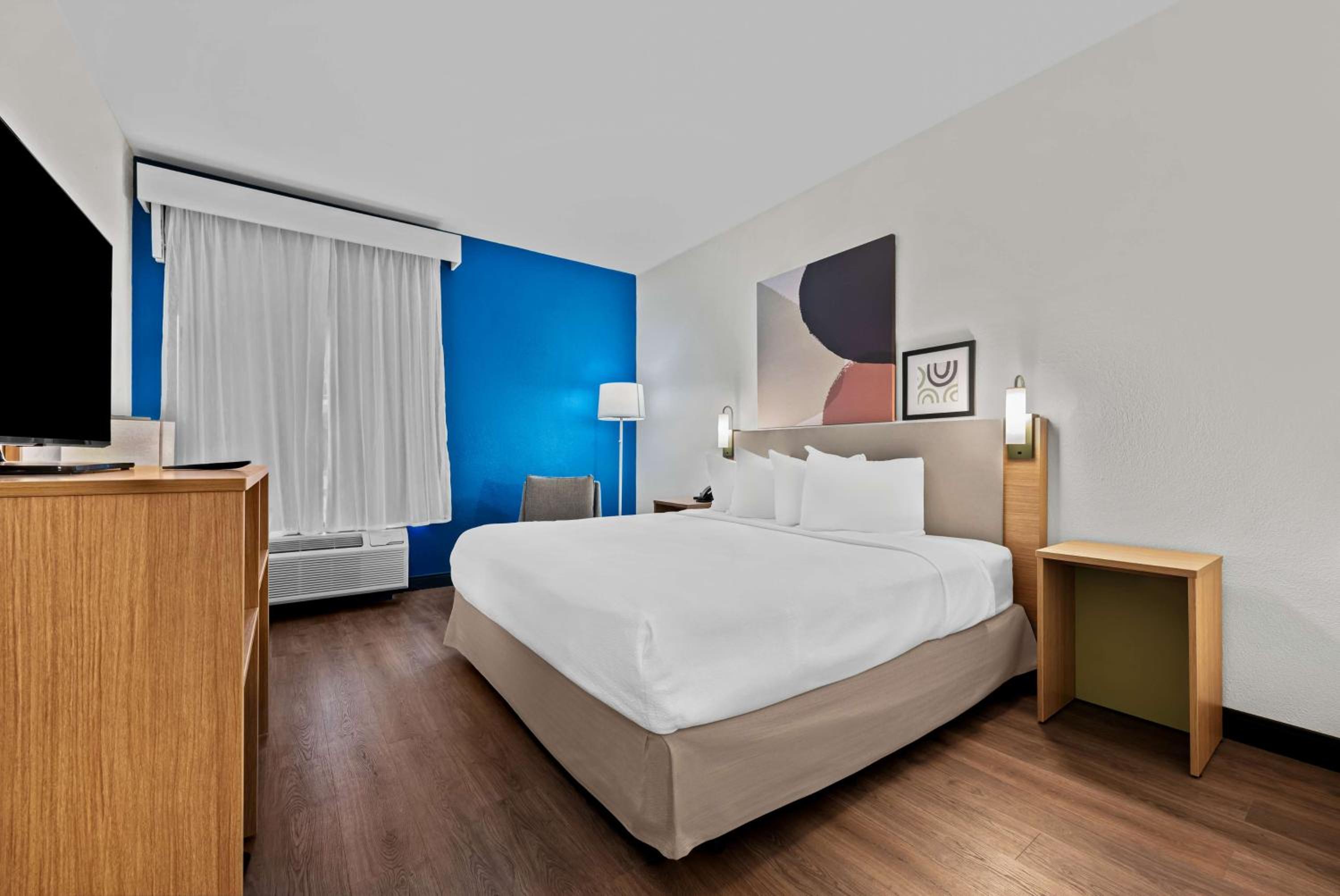 King Room with Roll-In Shower - Mobility and Hearing Access - Photo 1
