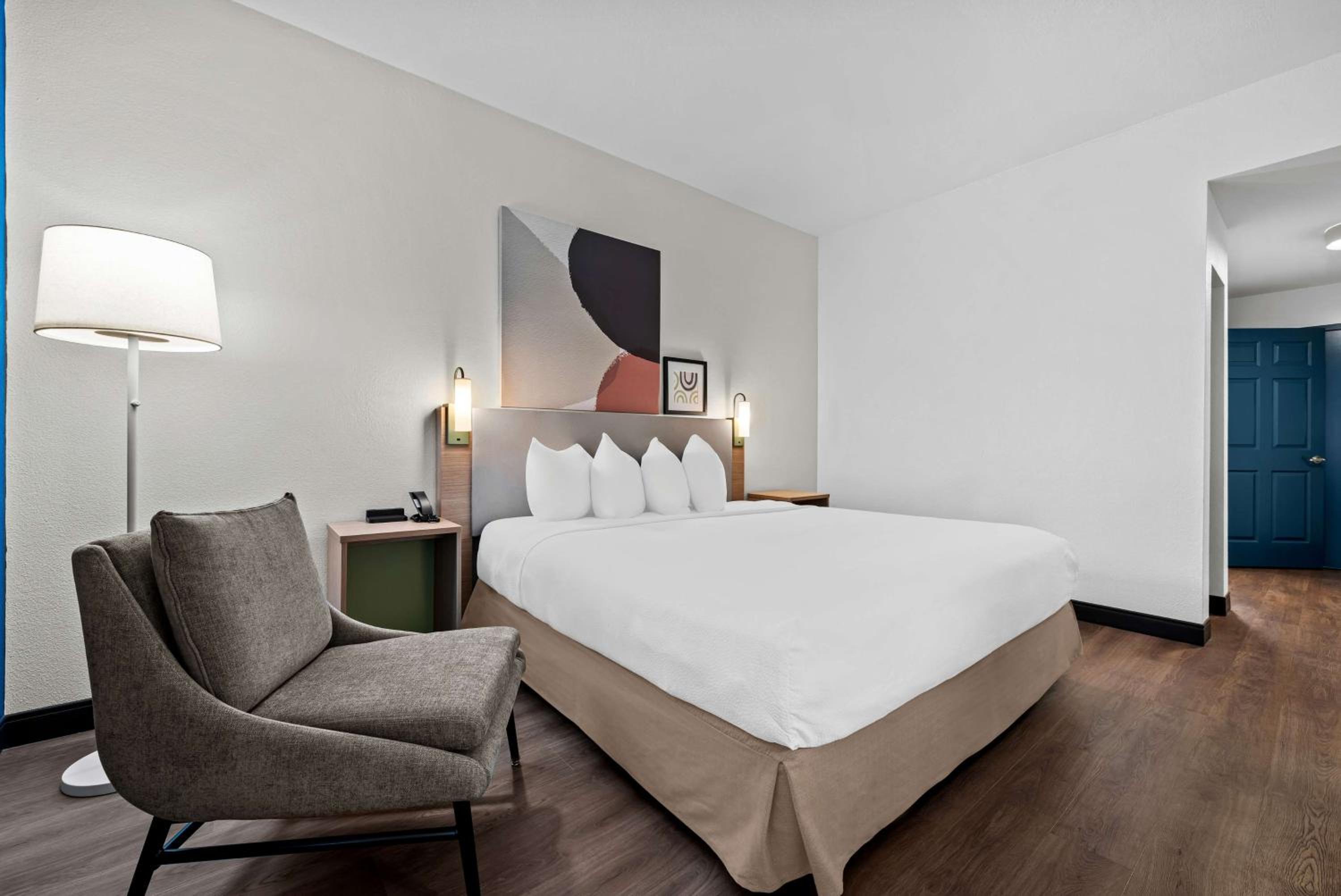 King Room with Roll-In Shower - Mobility and Hearing Access - Photo 6
