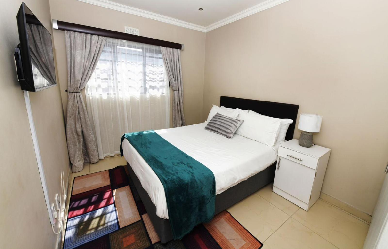 Deluxe Room (2 Adults + 1 Child) - Photo 12
