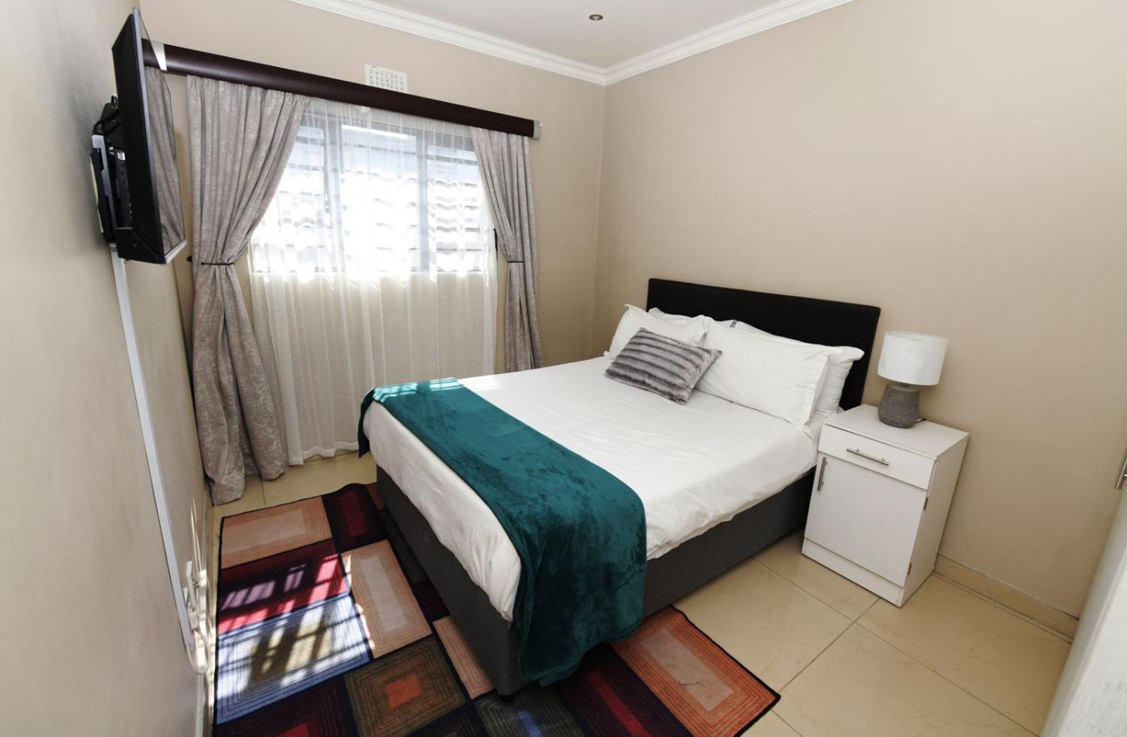 Deluxe Room (2 Adults + 1 Child) - Photo 11