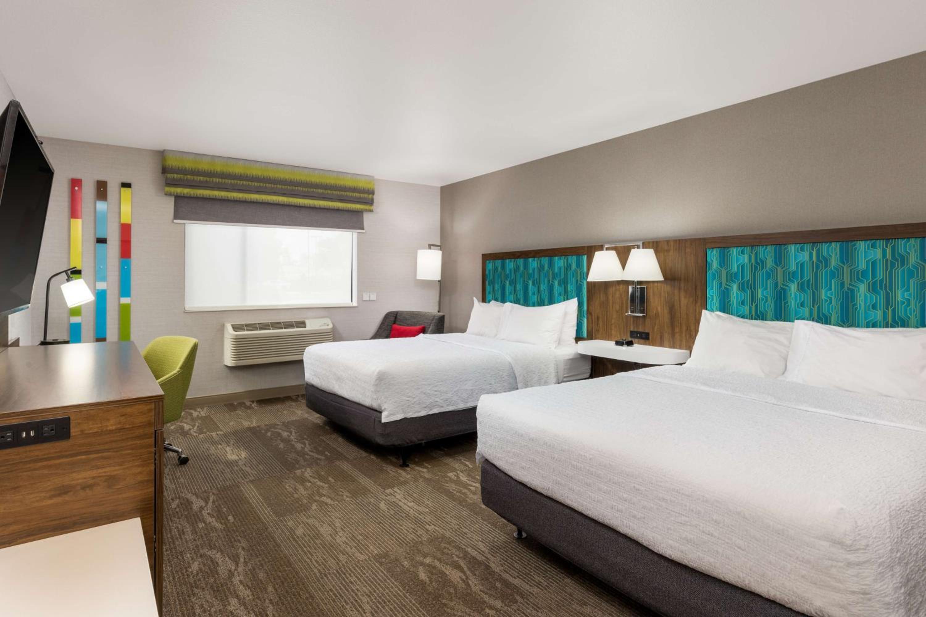 Queen Room with Two Queen Beds - Hearing Access/Non-Smoking photo 2