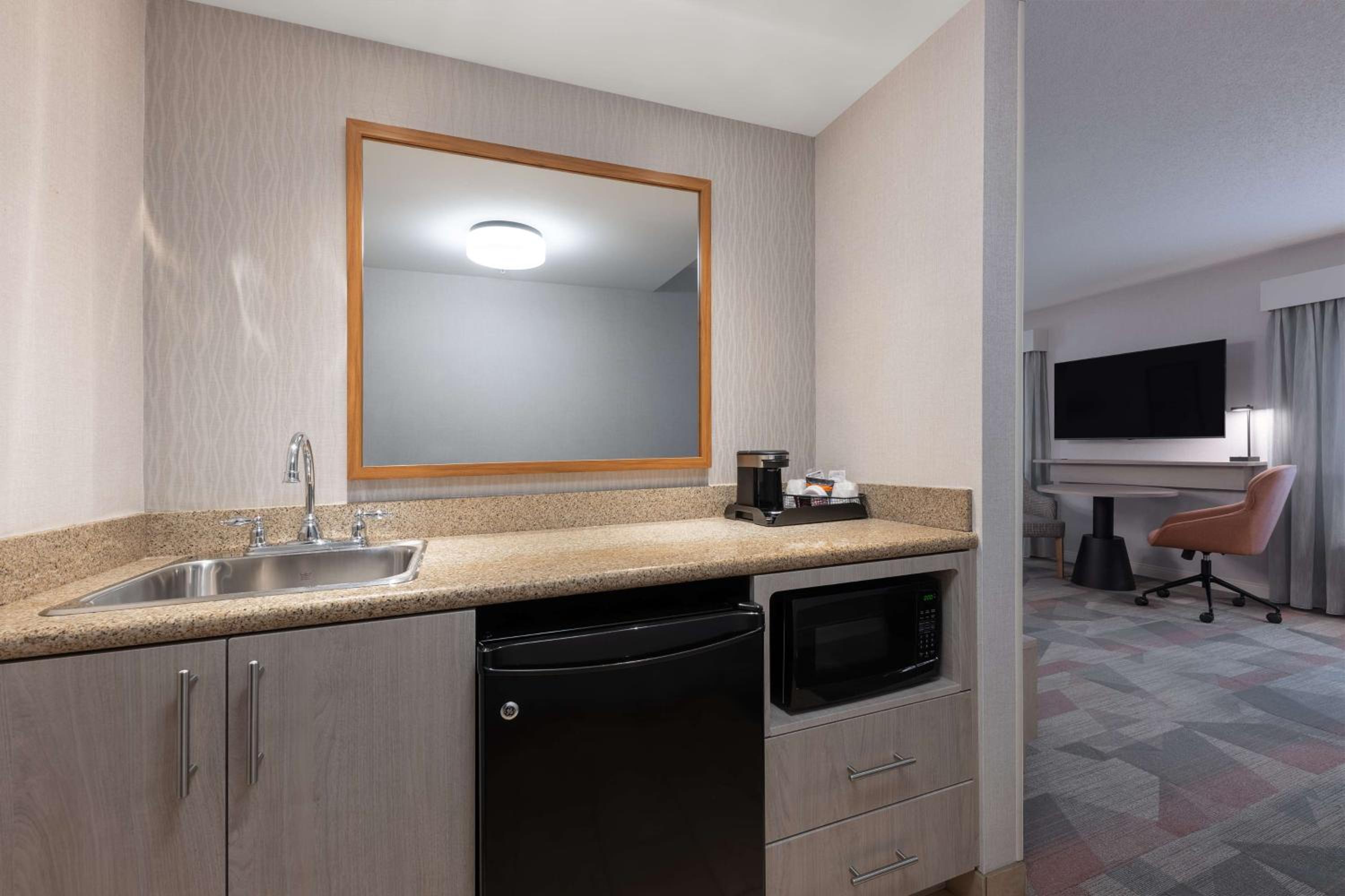 King Studio Suite - Non-Smoking - Photo 2