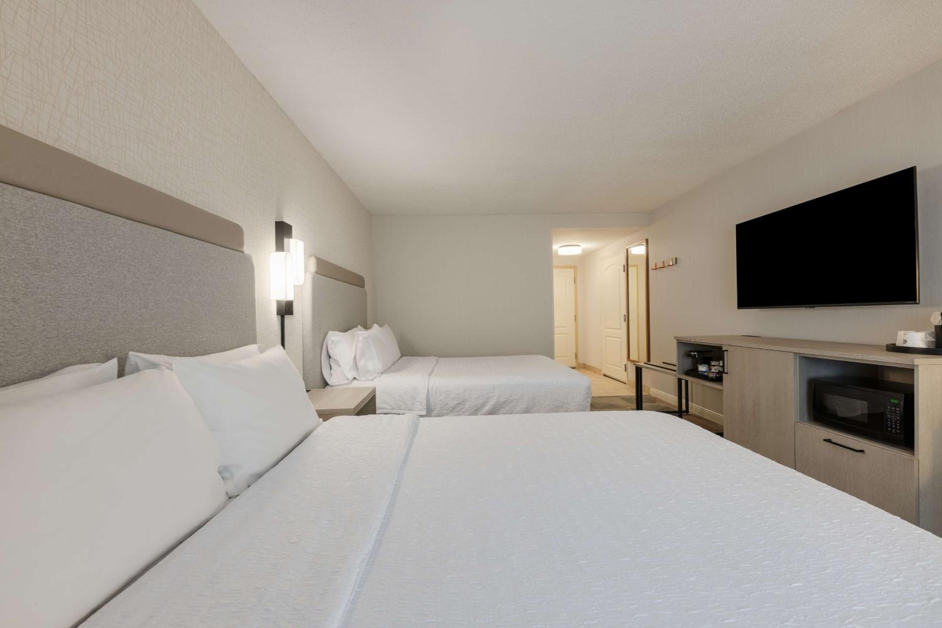 Room with Two Queen Beds - Non-Smoking - Photo 2