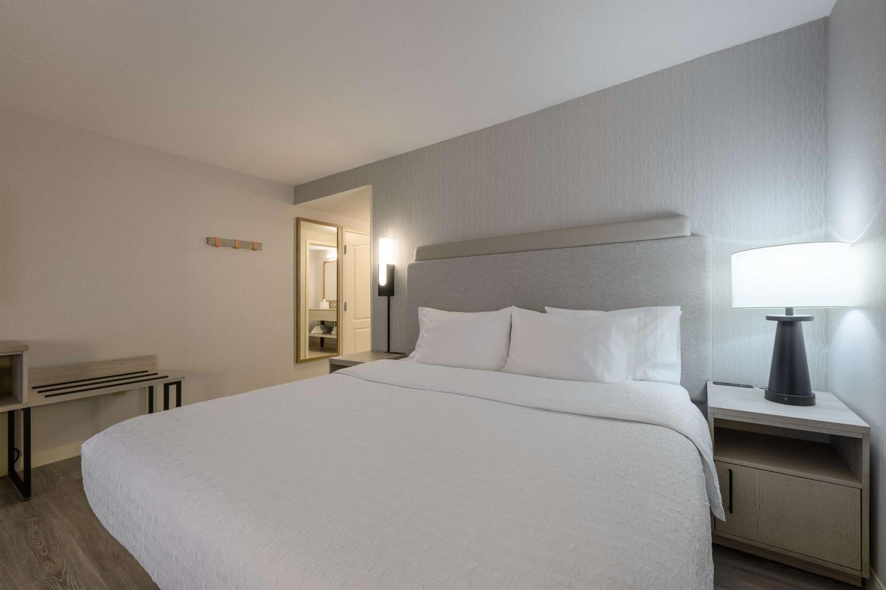 King Room with King Bed - Non-Smoking - Photo 6