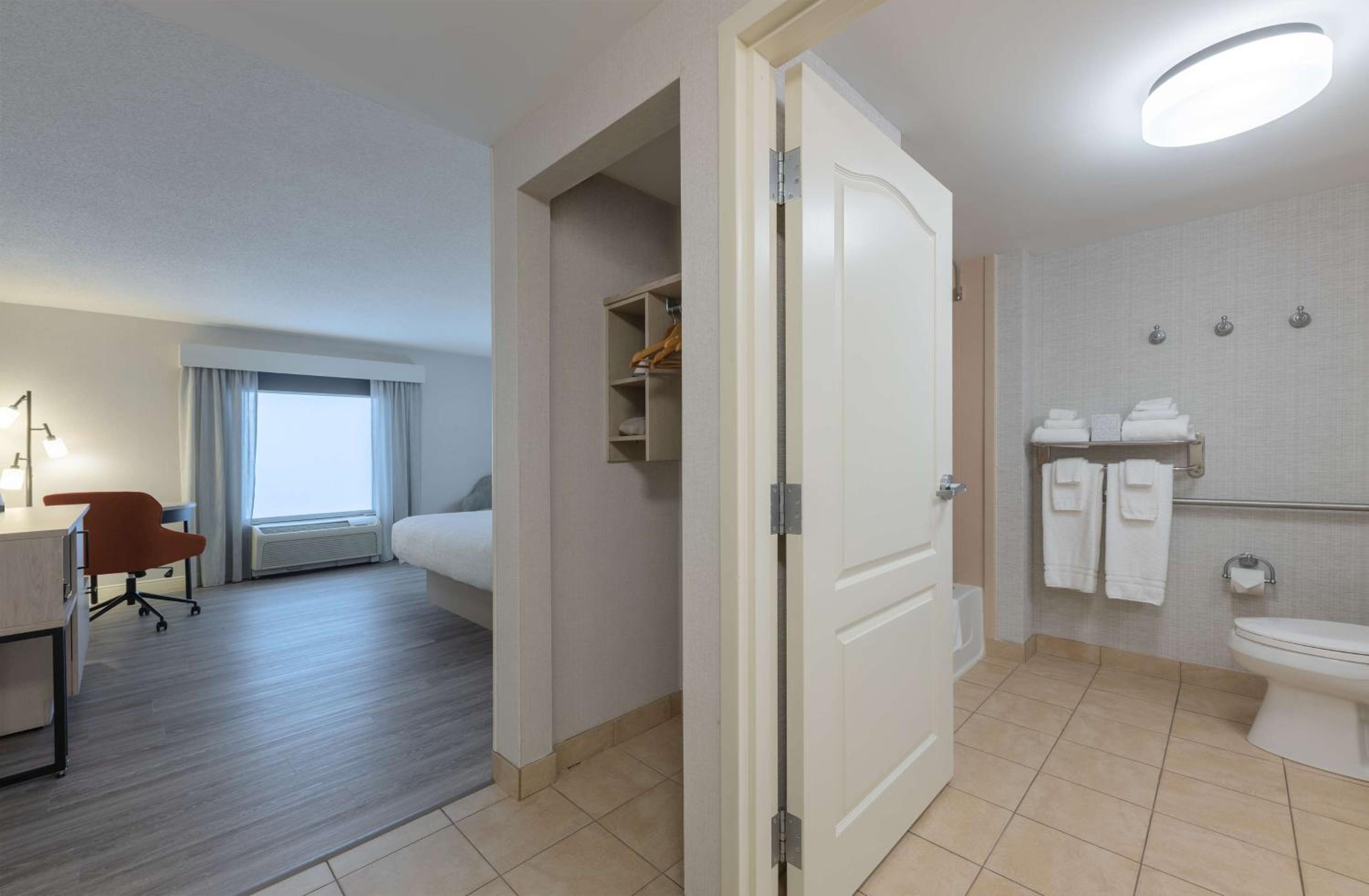 King Room - Disability Access/Non-Smoking - Photo 4