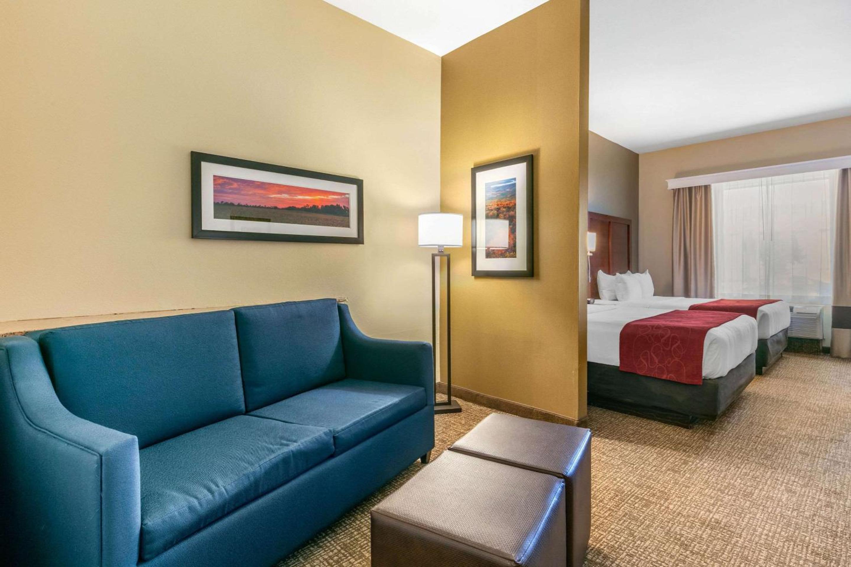 Queen Suite with Two Queen Beds and Sofa bed - Non Smoking/Interior Hall photo 2