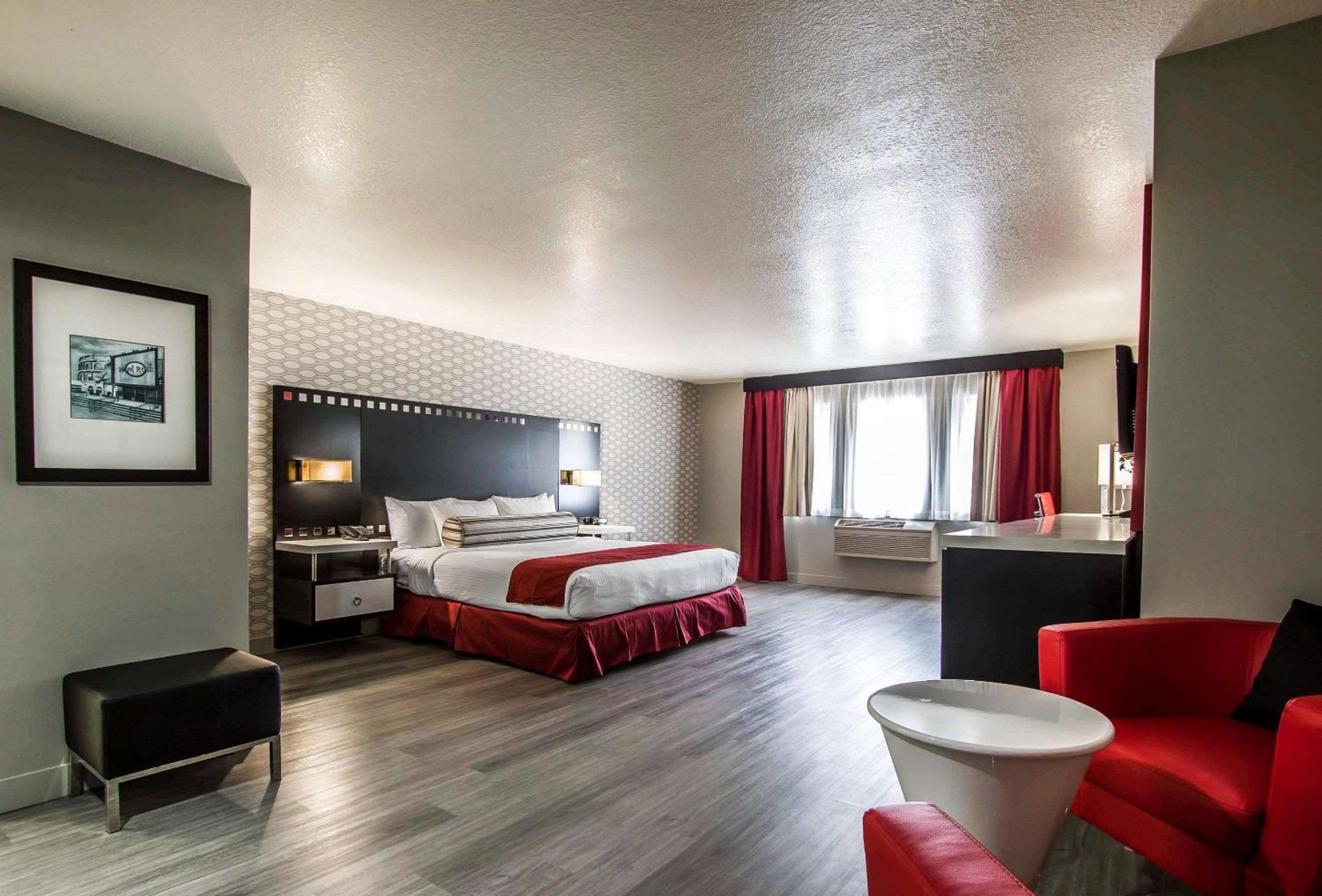 Deluxe Suite, 1 King Bed with Sitting Area,  Non Smoking photo 1