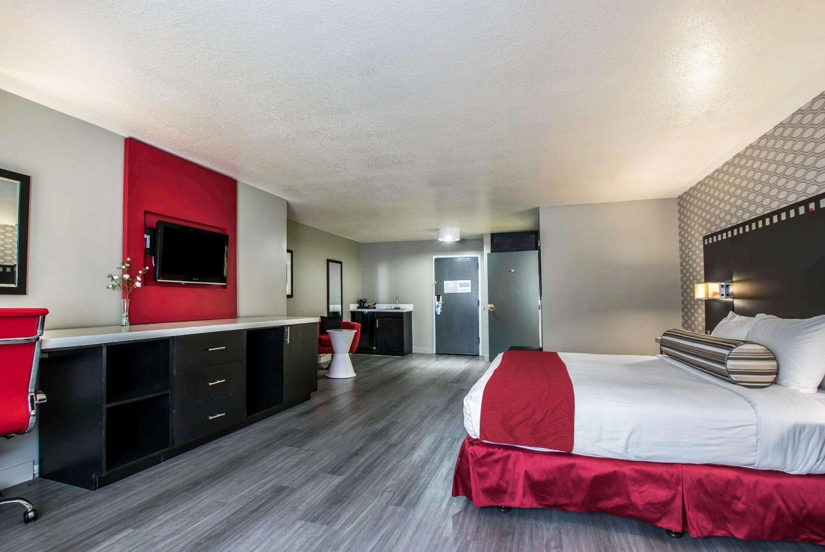 Standard Room, 1 King Bed, Non Smoking photo 3