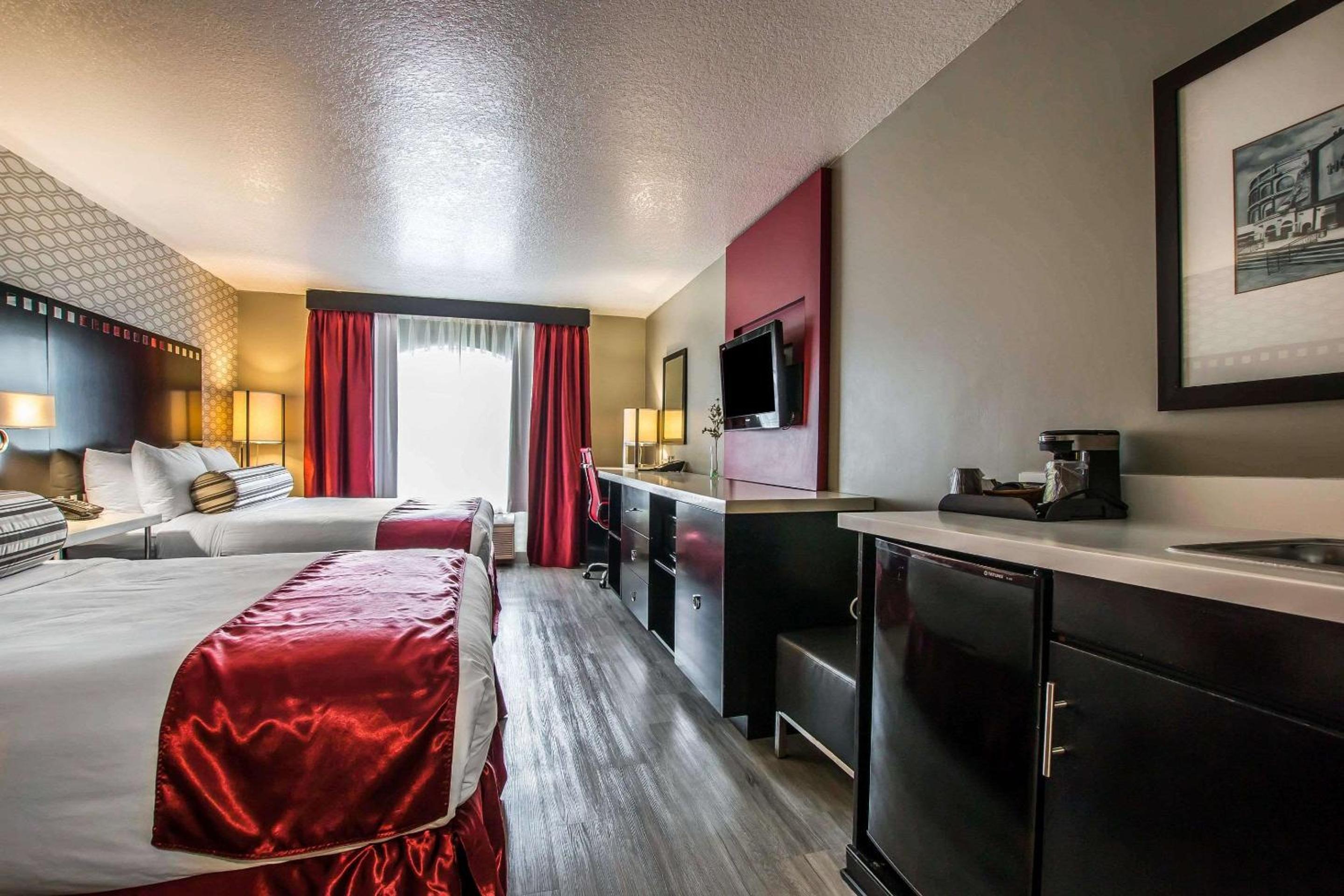Standard Room, 2 Queen Beds, Non Smoking photo 2